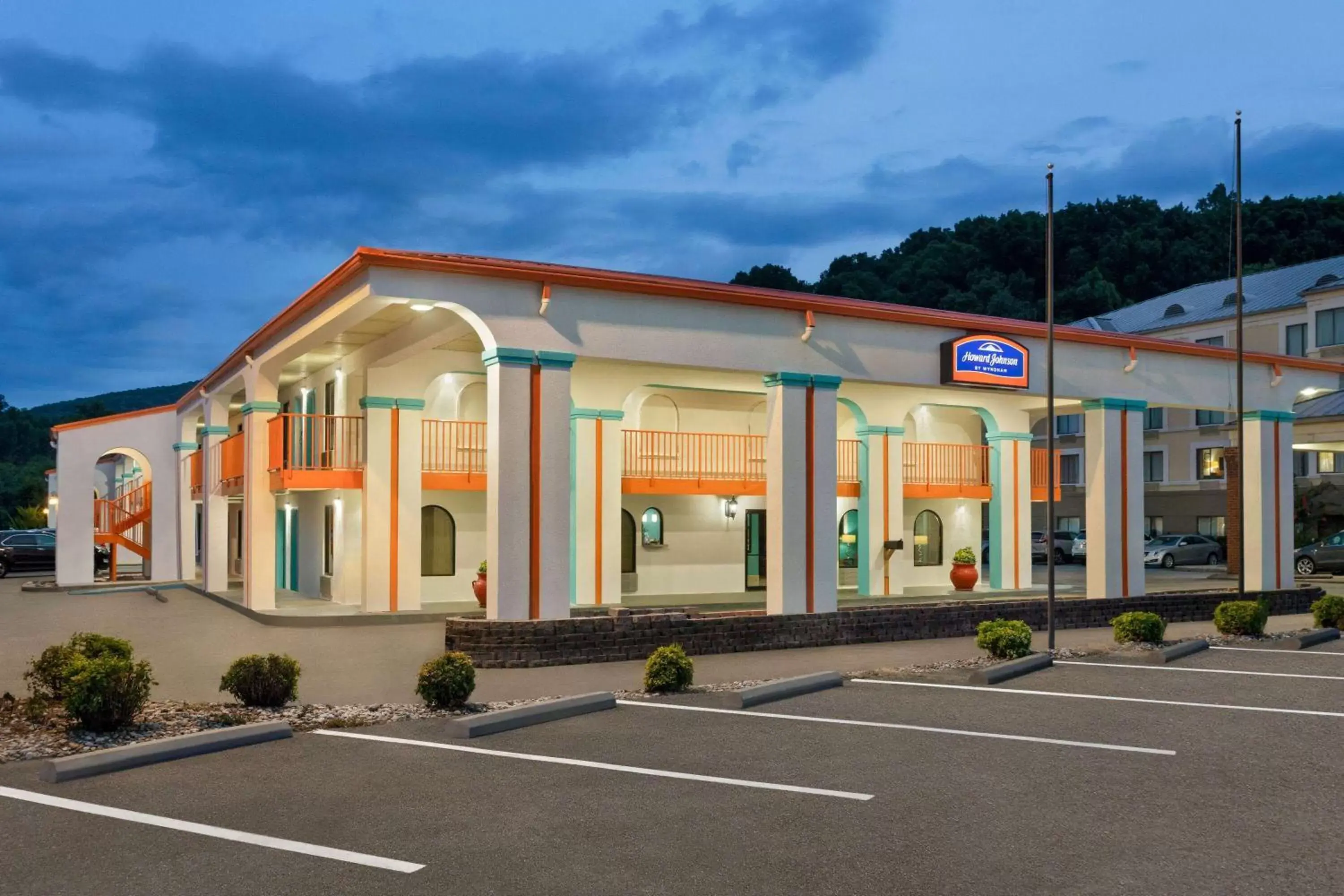 Property Building in Howard Johnson by Wyndham Chattanooga Lookout Mountain