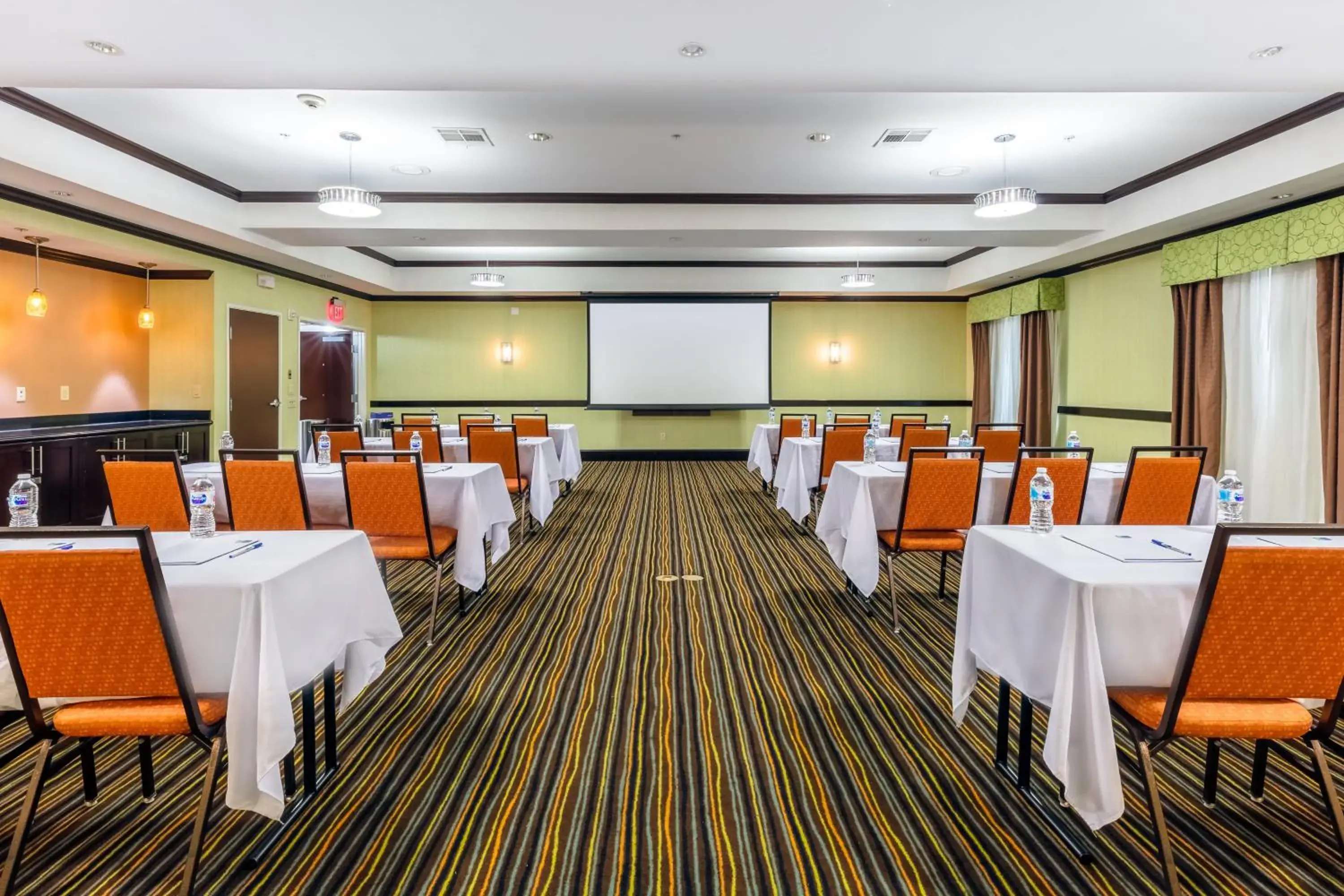 Meeting/conference room in Holiday Inn Express Hotel & Suites Dallas West