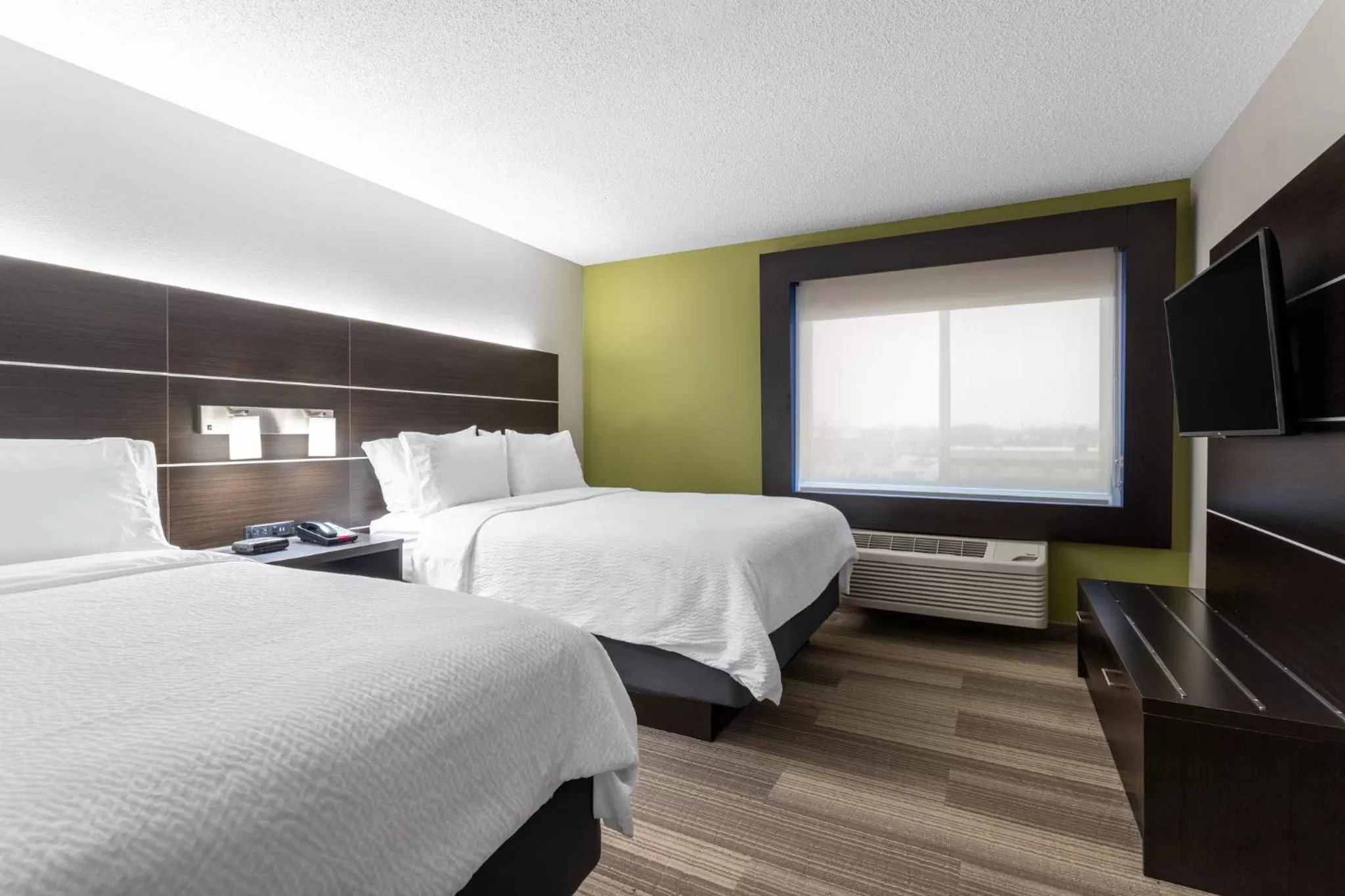 Photo of the whole room, Bed in Holiday Inn Express Hotel & Suites-St. Paul by IHG