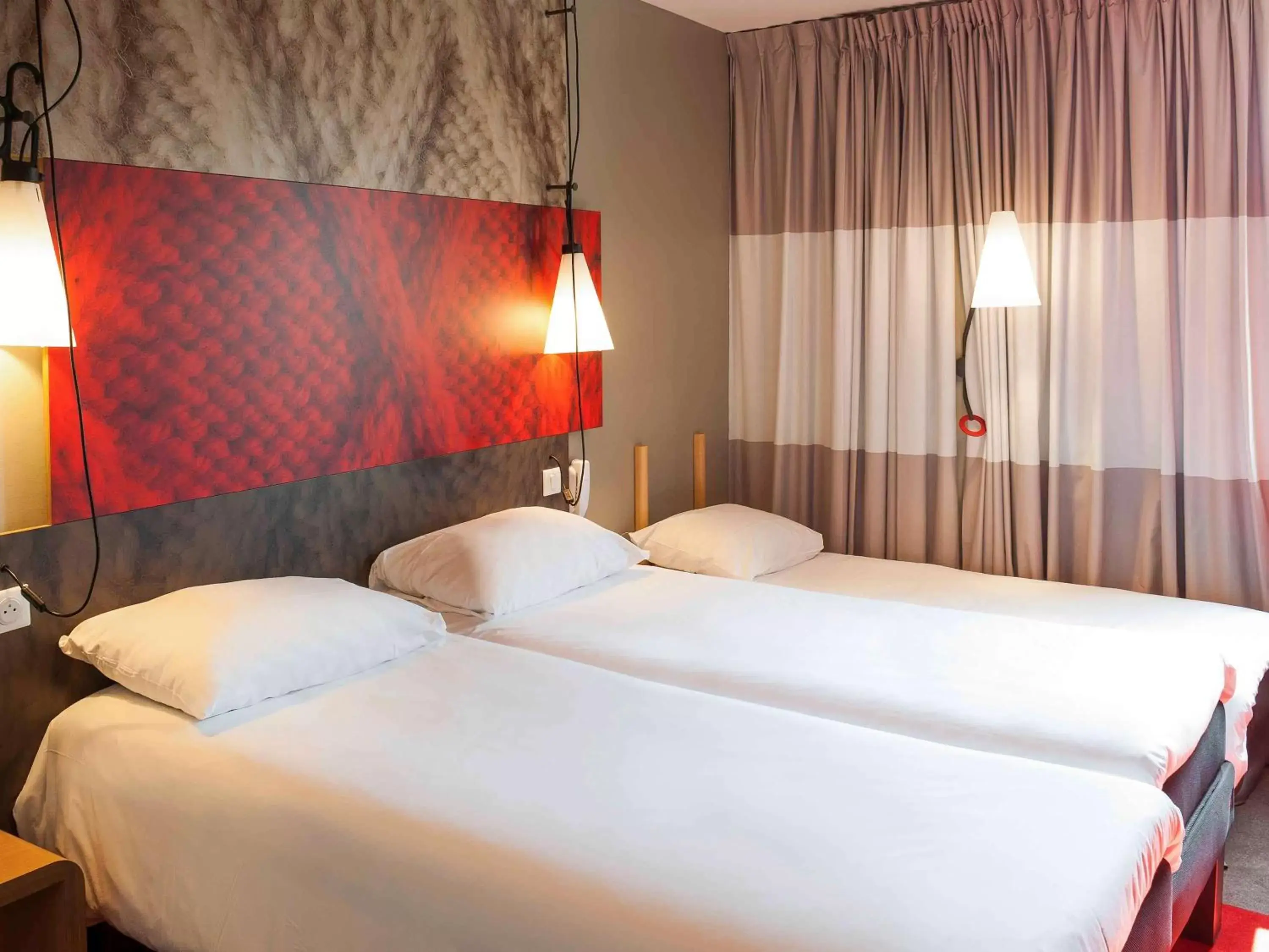 Photo of the whole room, Bed in ibis Paris La Defense Courbevoie