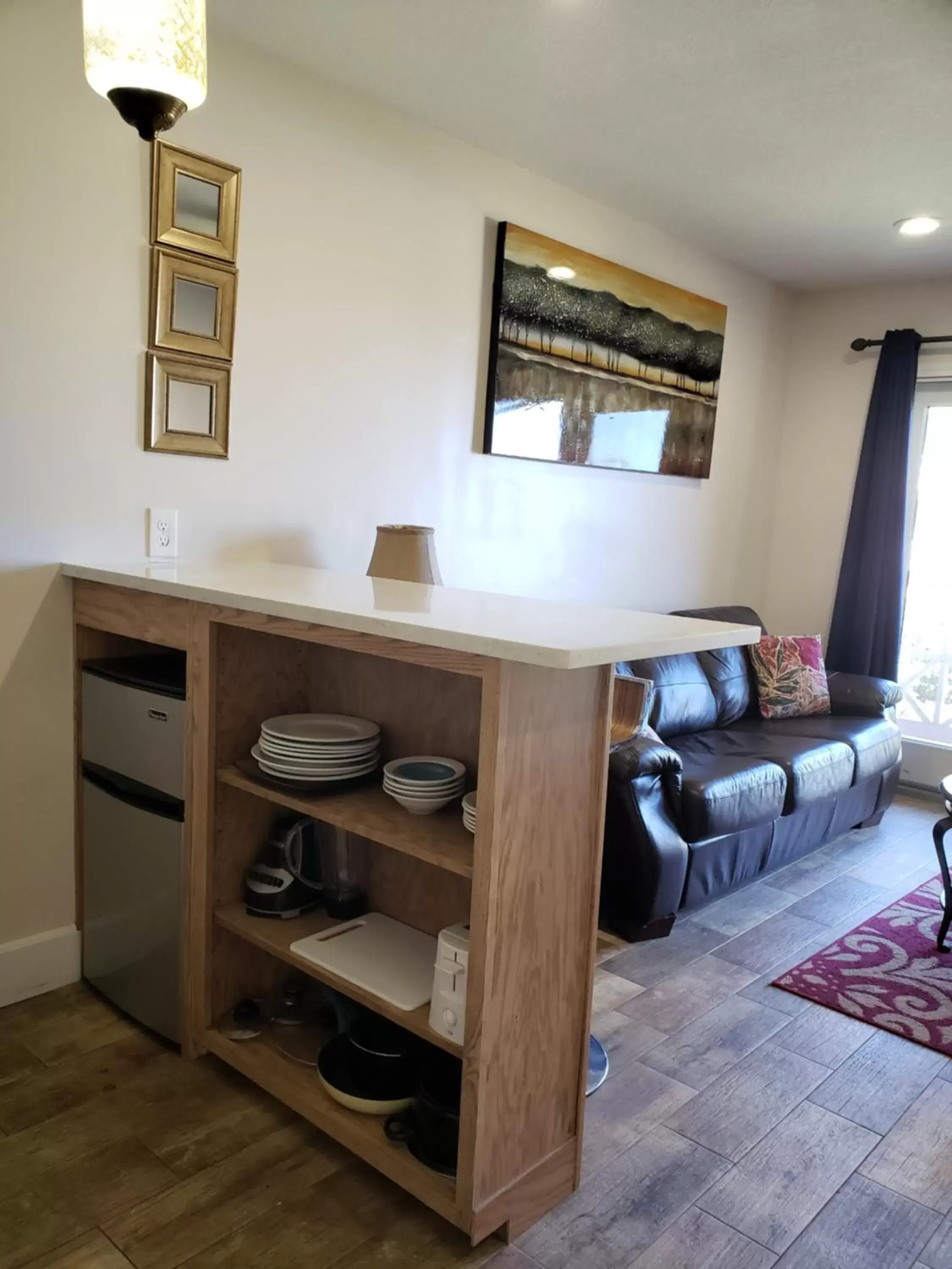 Kitchen or kitchenette, Seating Area in The Victorian Condo/Hotel