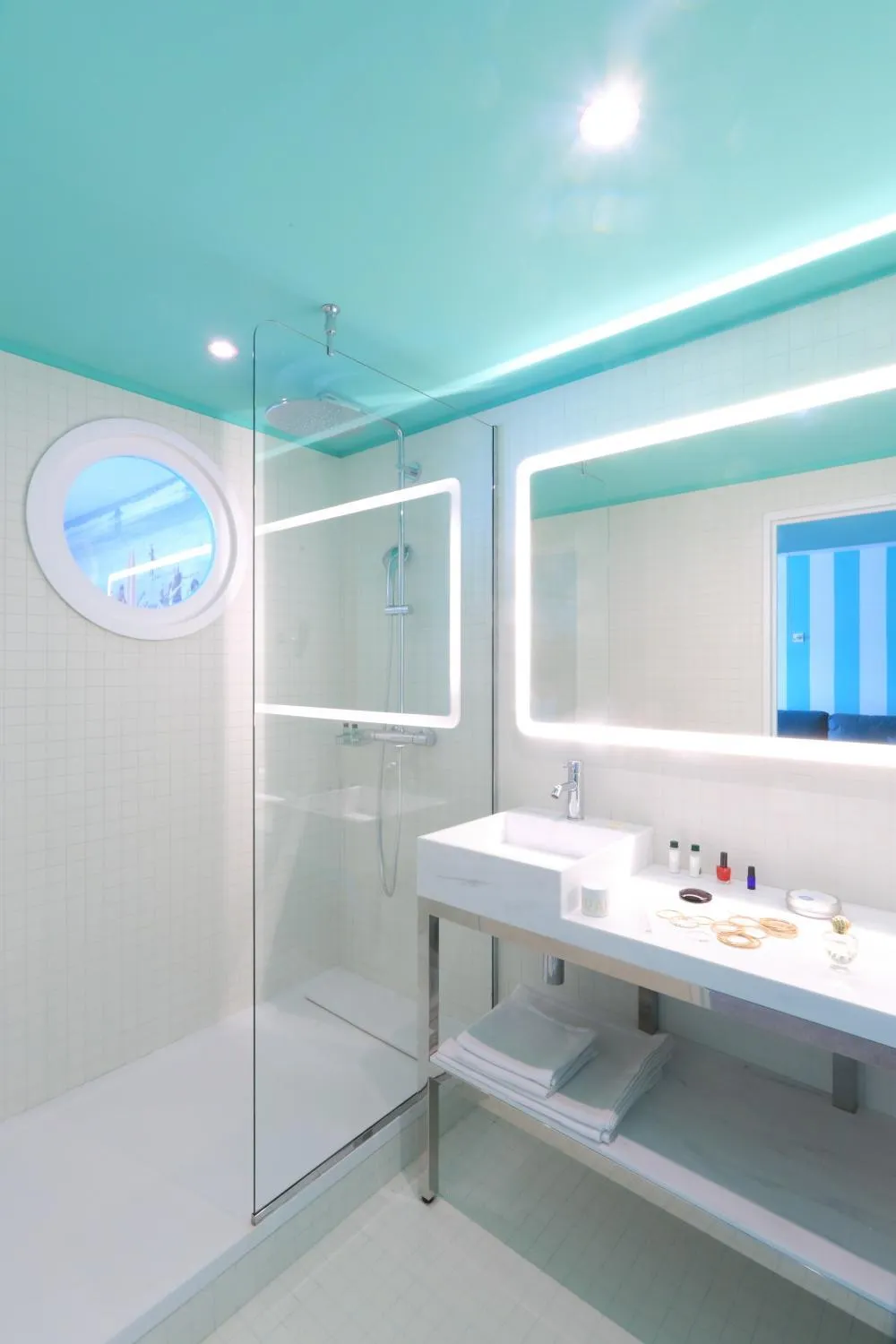 Shower in Hotel Casarose - Cannes Mandelieu