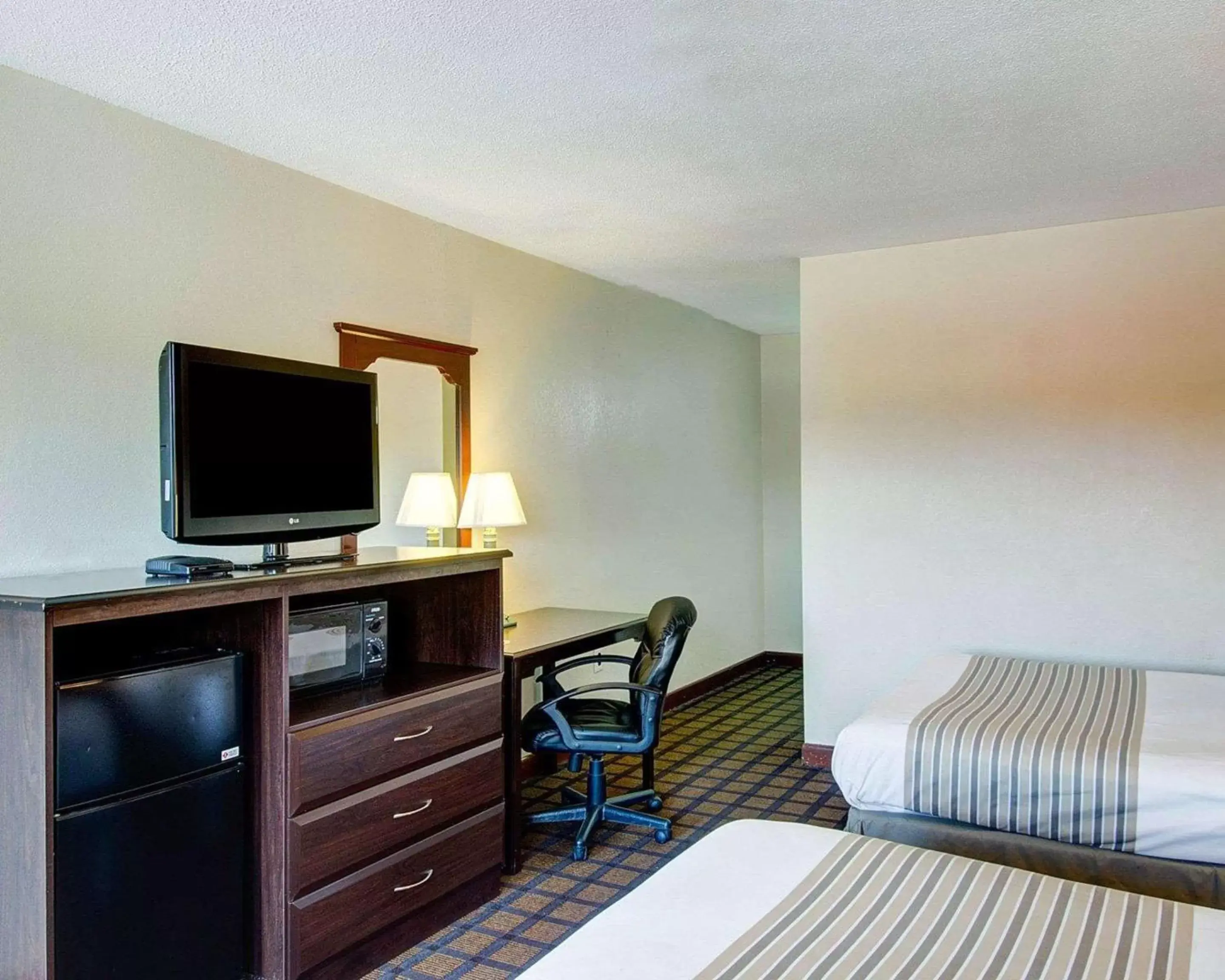 Photo of the whole room, Bed in Econo Lodge Sharon - Foxborough Photo of the whole room, Bed in Econo Lodge Sharon - Foxborough