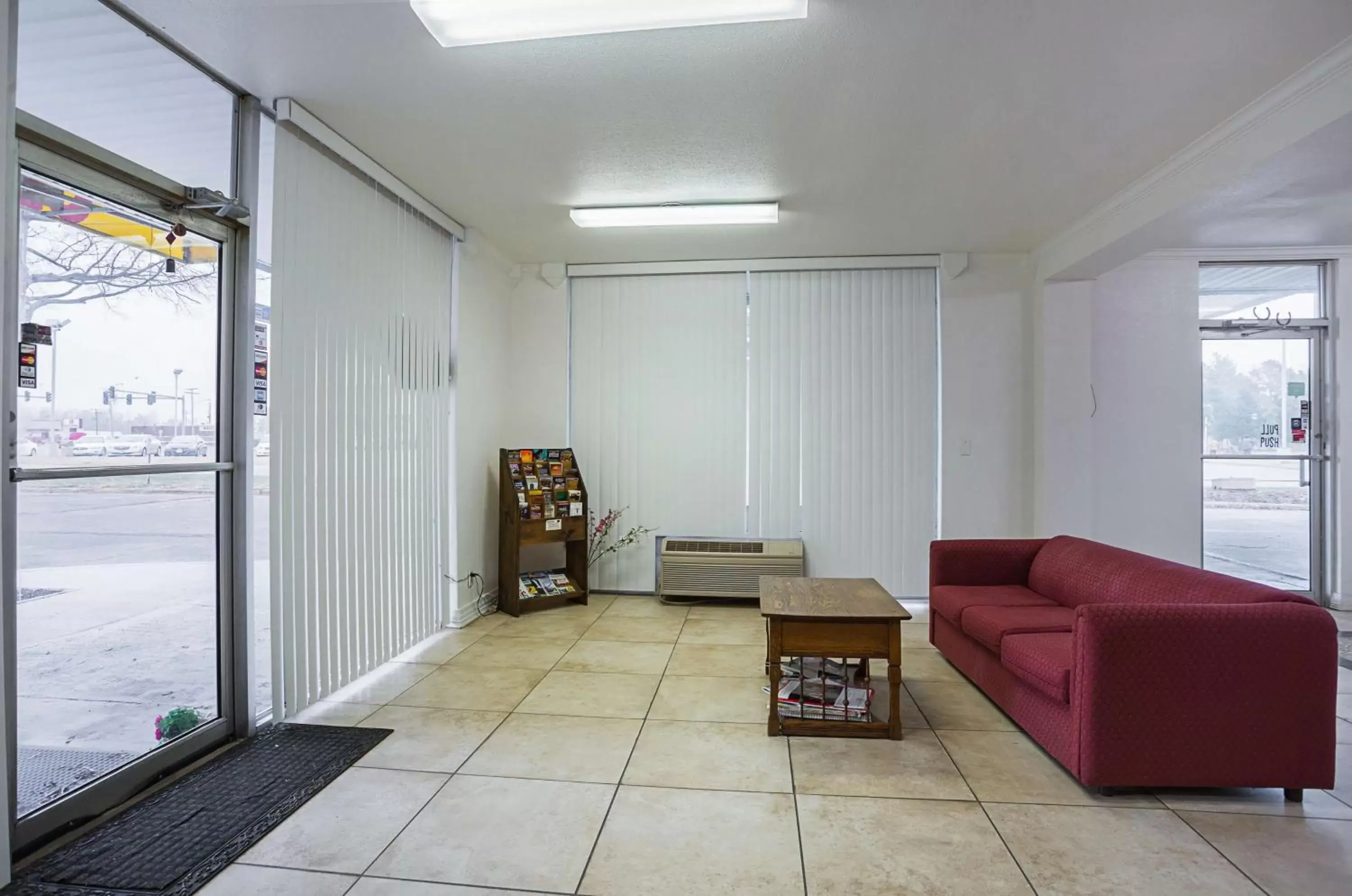 Library, Seating Area in Motel 6-Brinkley, AR