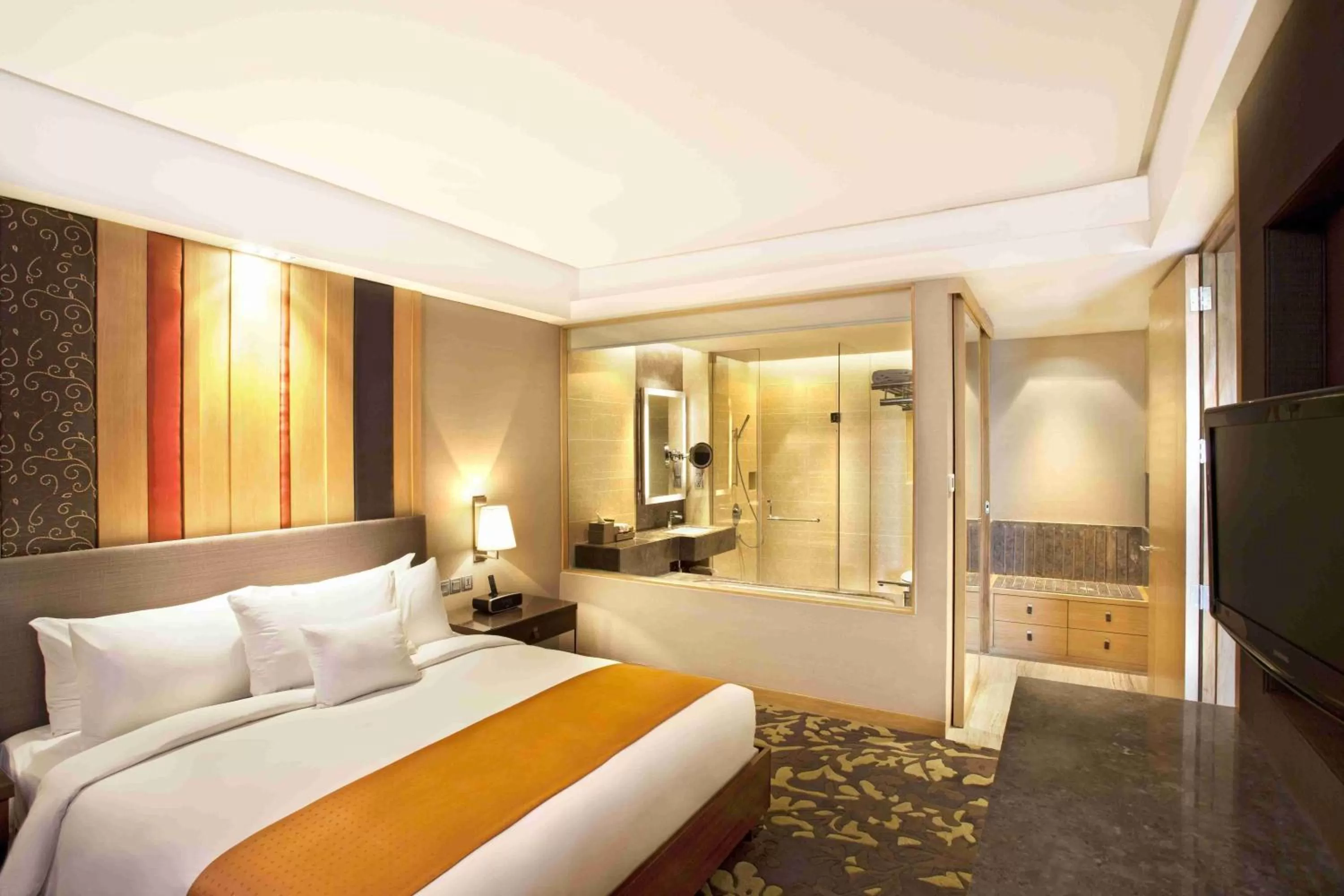 Photo of the whole room, Bed in Holiday Inn New Delhi Mayur Vihar Noida by IHG