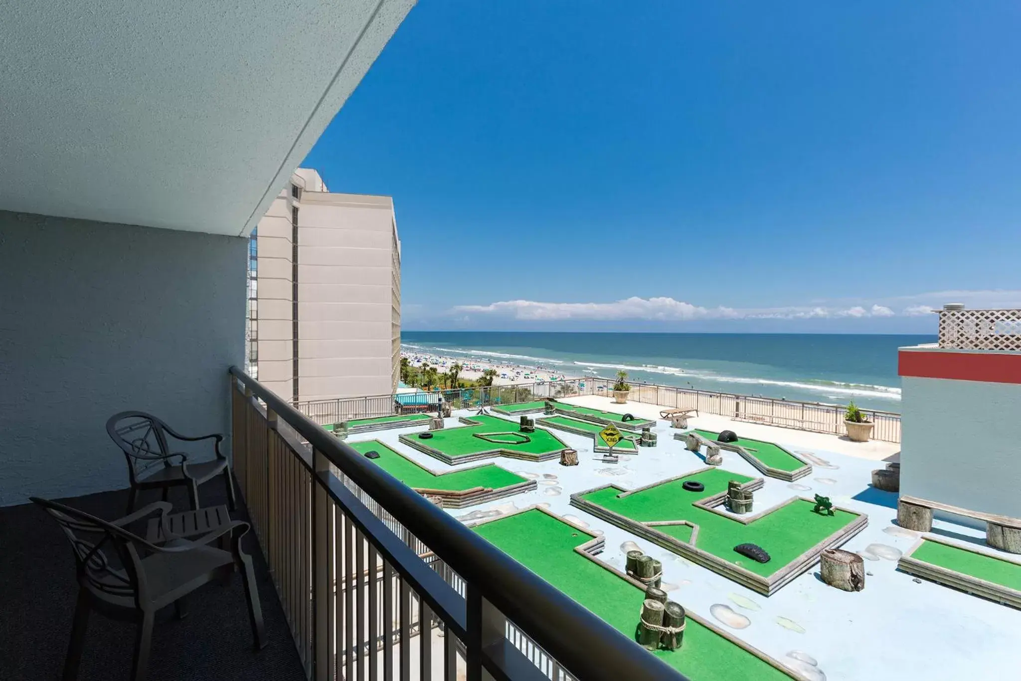 Minigolf, Pool View in Grande Cayman Resort