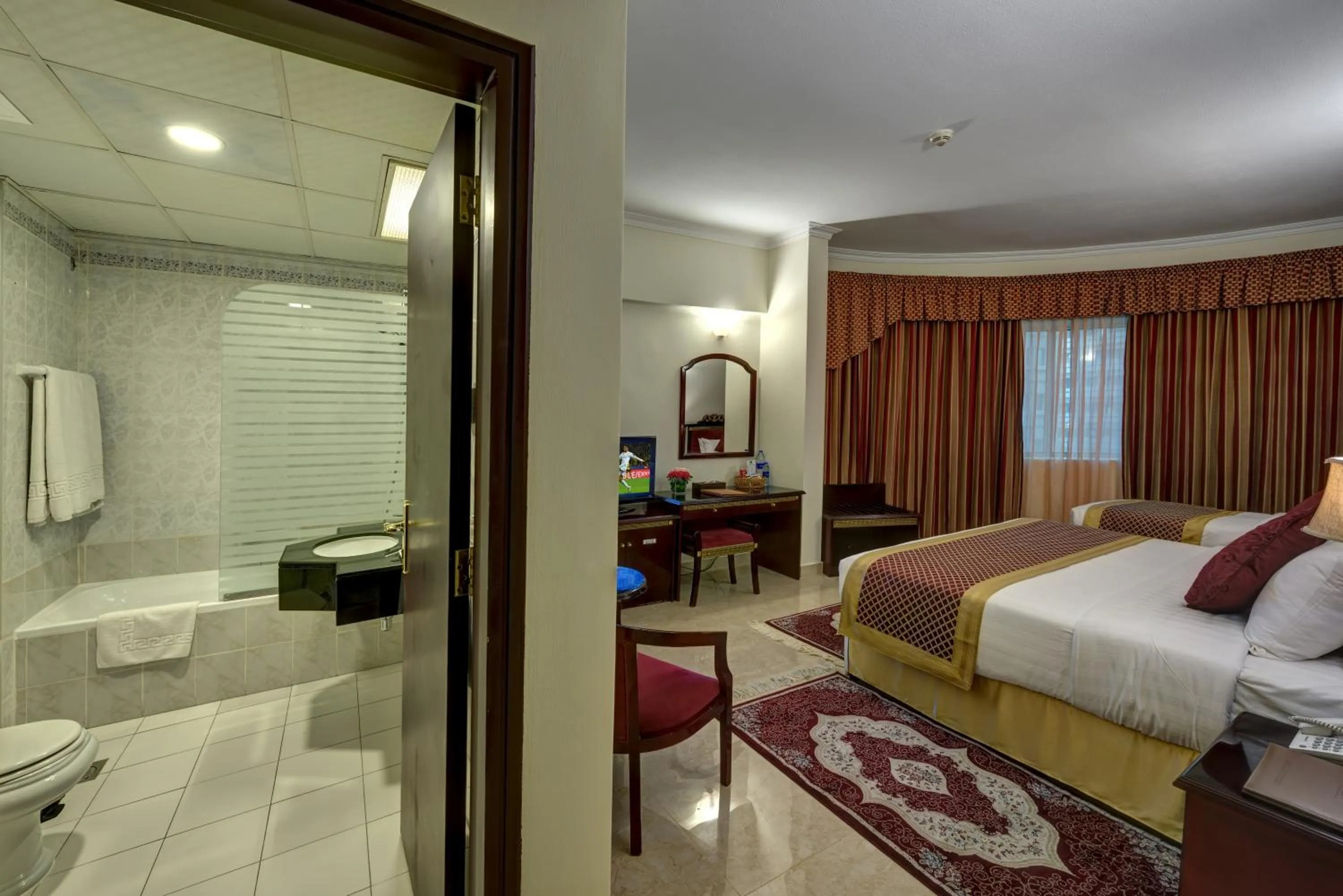 Bed in Comfort Inn Hotel Deira