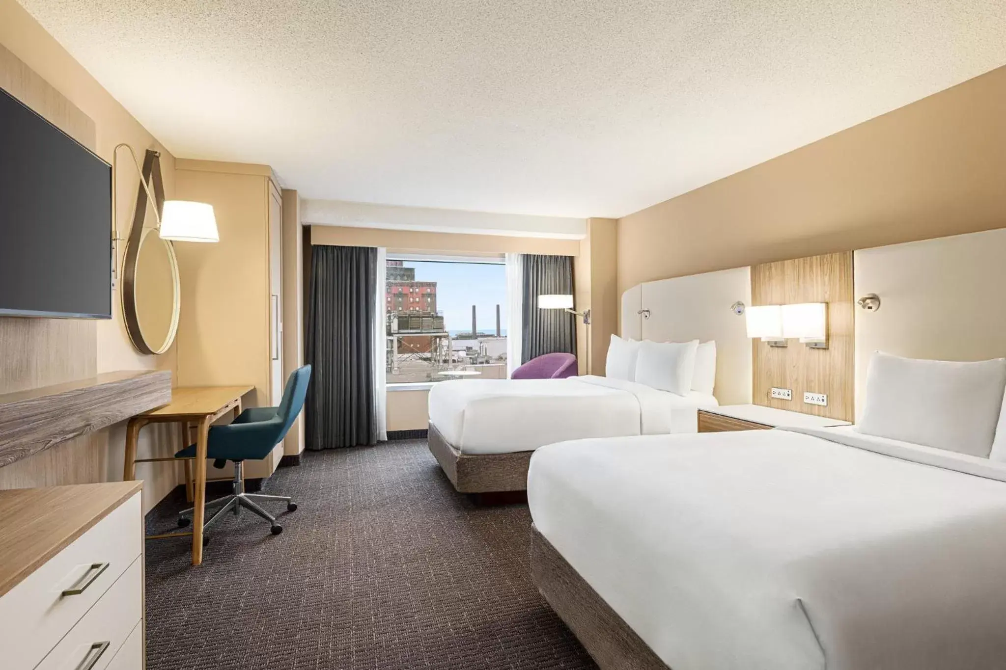 Double Room with Bath Tub - Disability Access in Crowne Plaza Cleveland at Playhouse Square by IHG Double Room with Bath Tub - Disability Access in Crowne Plaza Cleveland at Playhouse Square by IHG