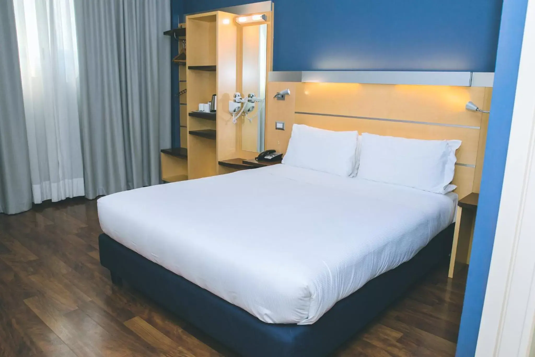 Photo of the whole room, Bed in Holiday Inn Express Milan-Malpensa Airport, an IHG Hotel