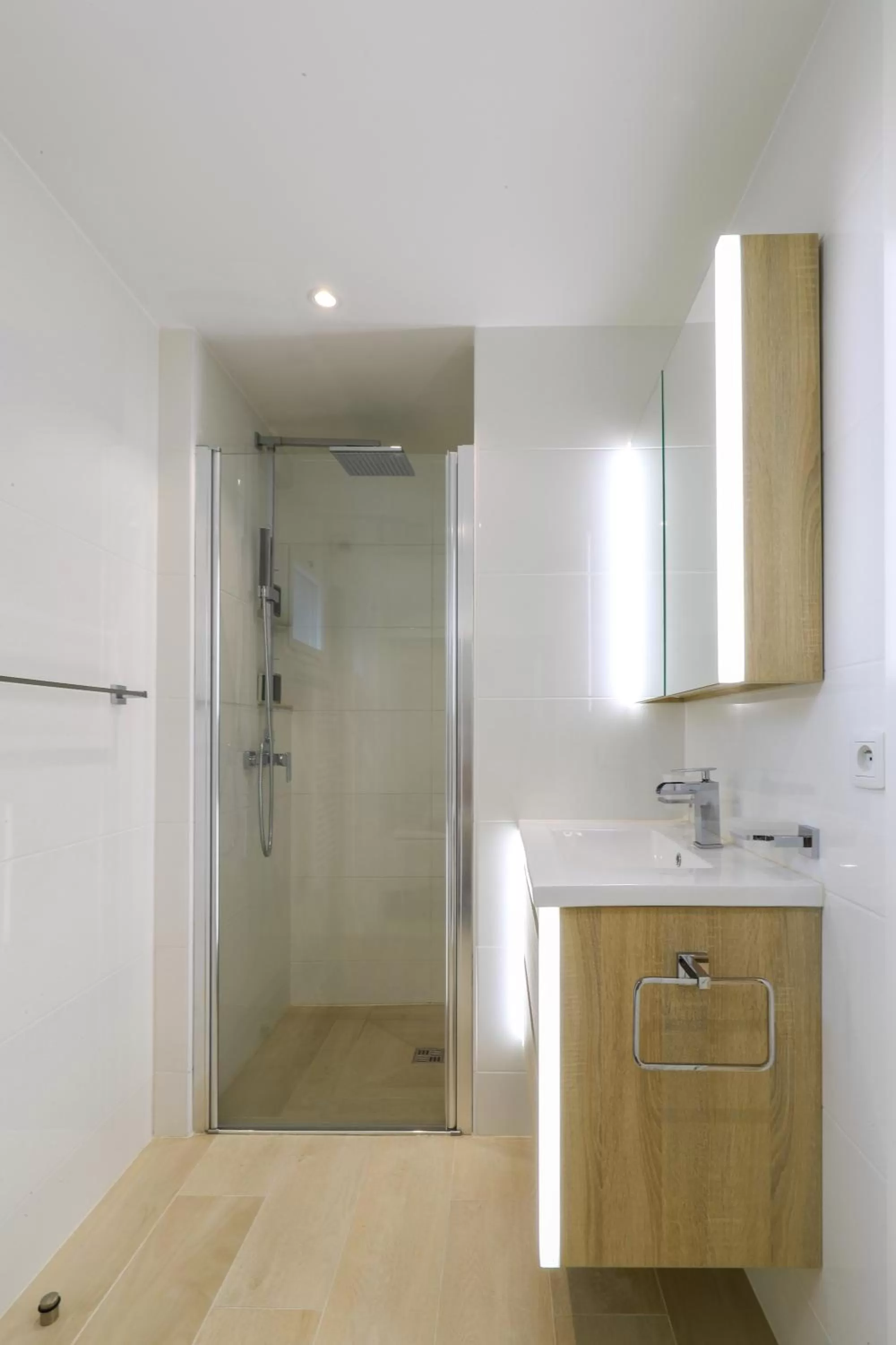 Shower in Traverse Des Artistes