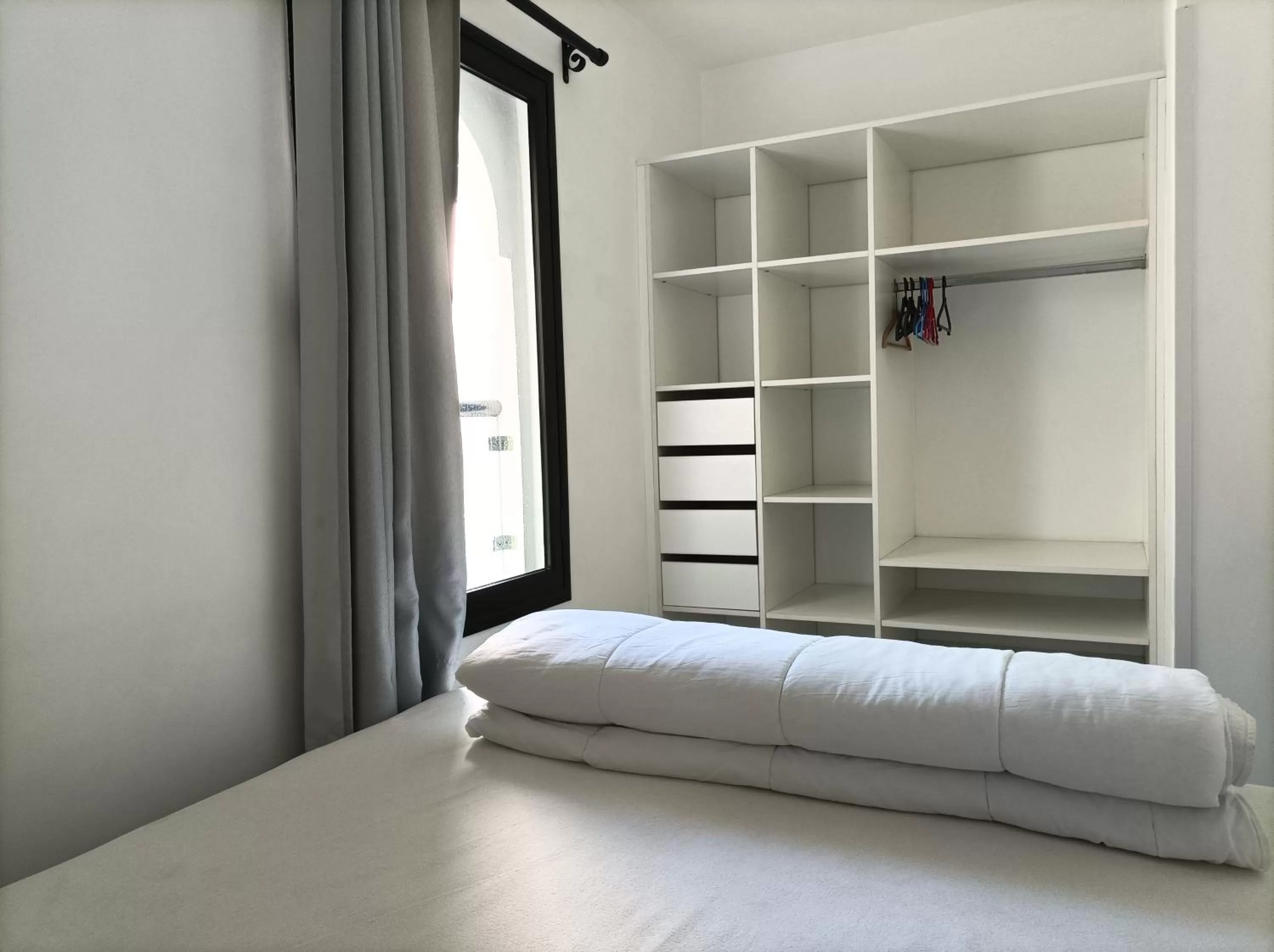 wardrobe, Bed in PAP'S Chambres d'Hôtes