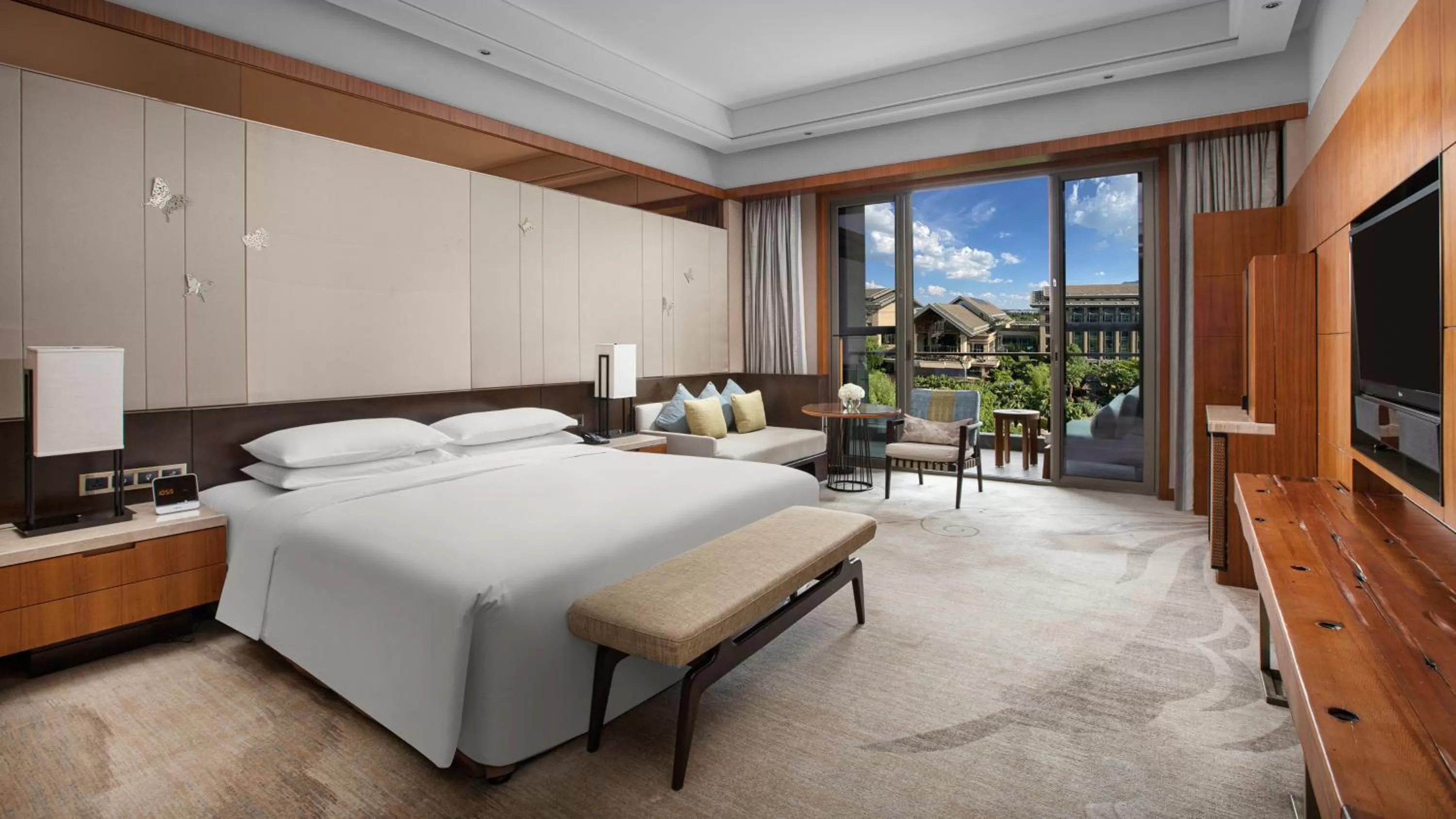 Photo of the whole room, Bed in InterContinental Kunming by IHG