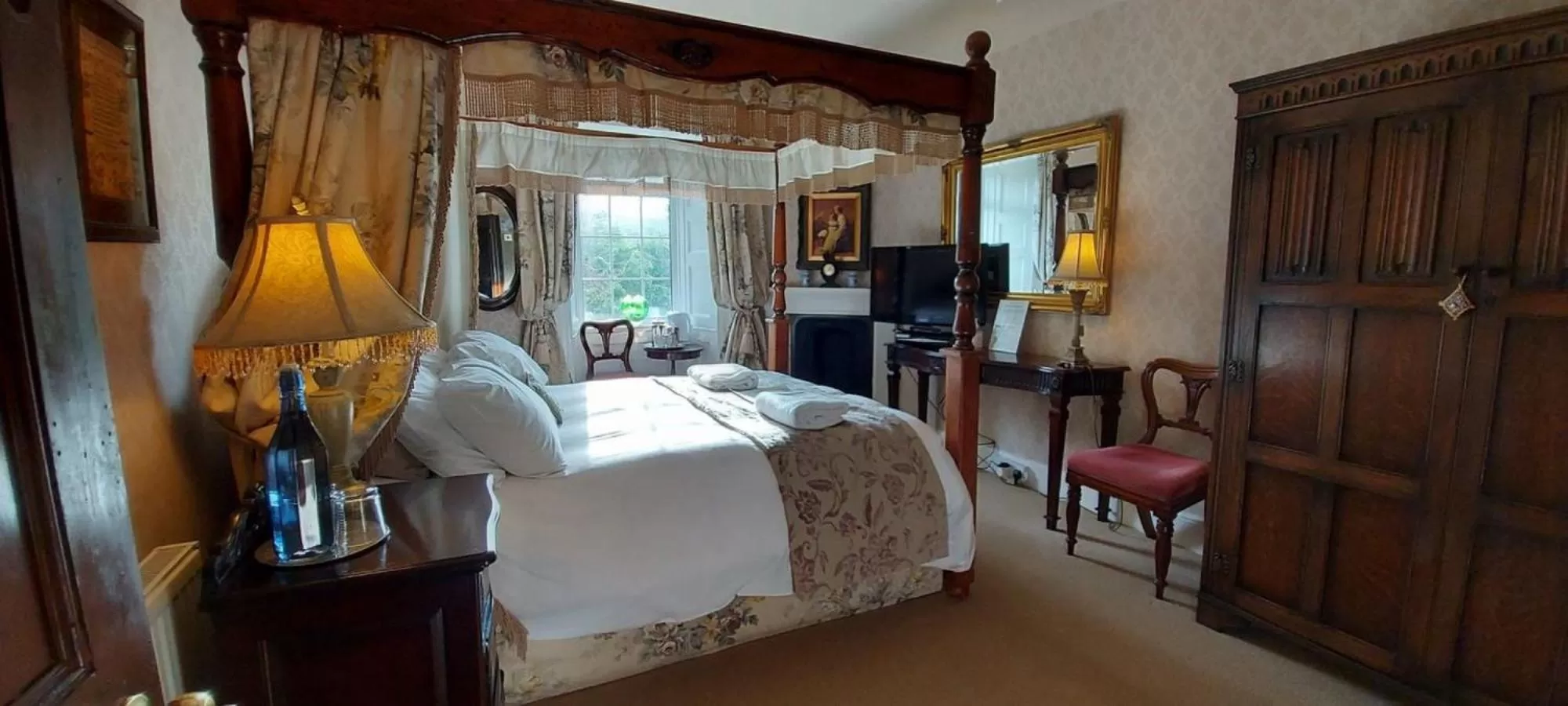 Bedroom, Bed in Glyn Isa Country House luxury self catering accommodation