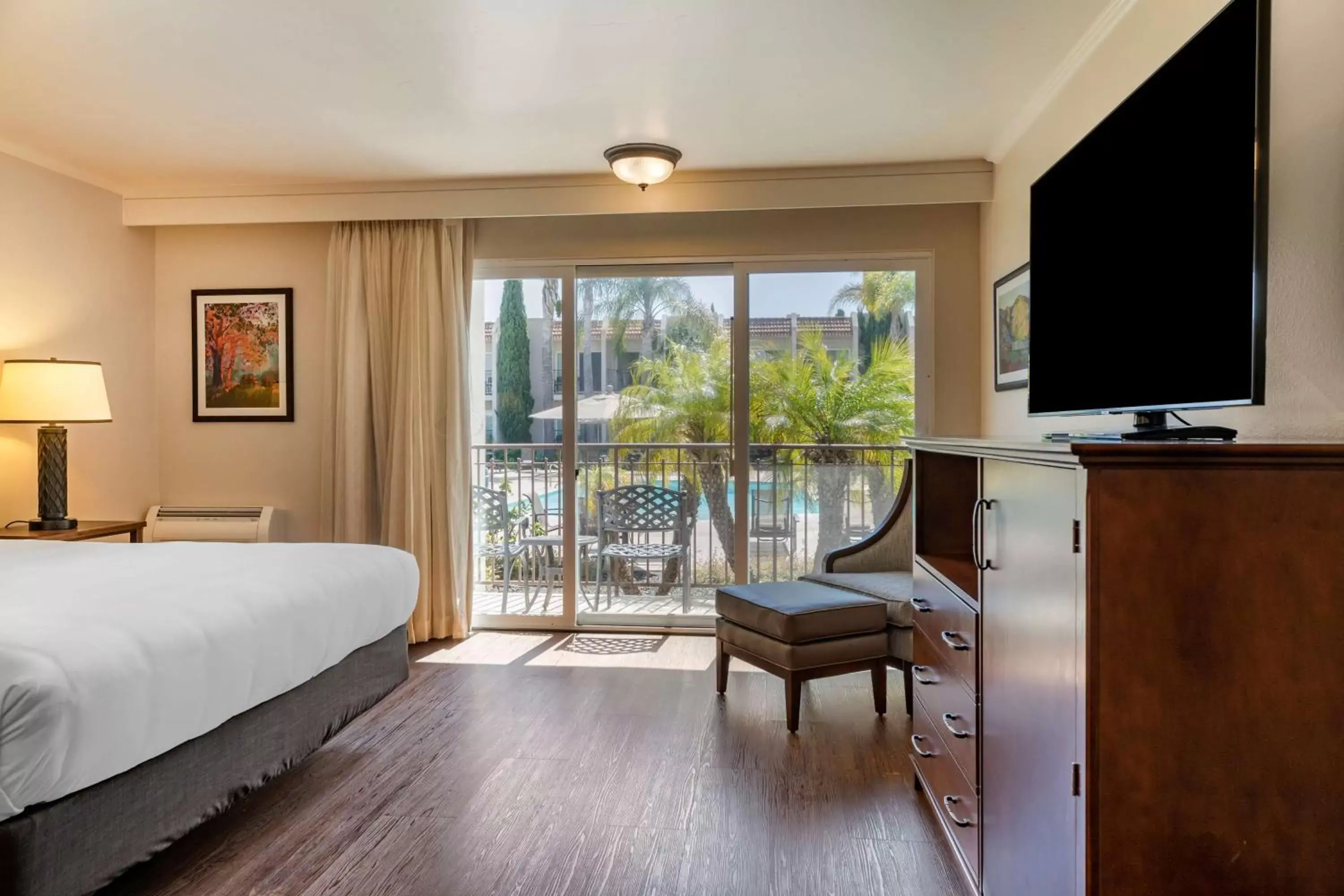 Bedroom, TV/Entertainment Center in Best Western Plus Royal Oak Hotel