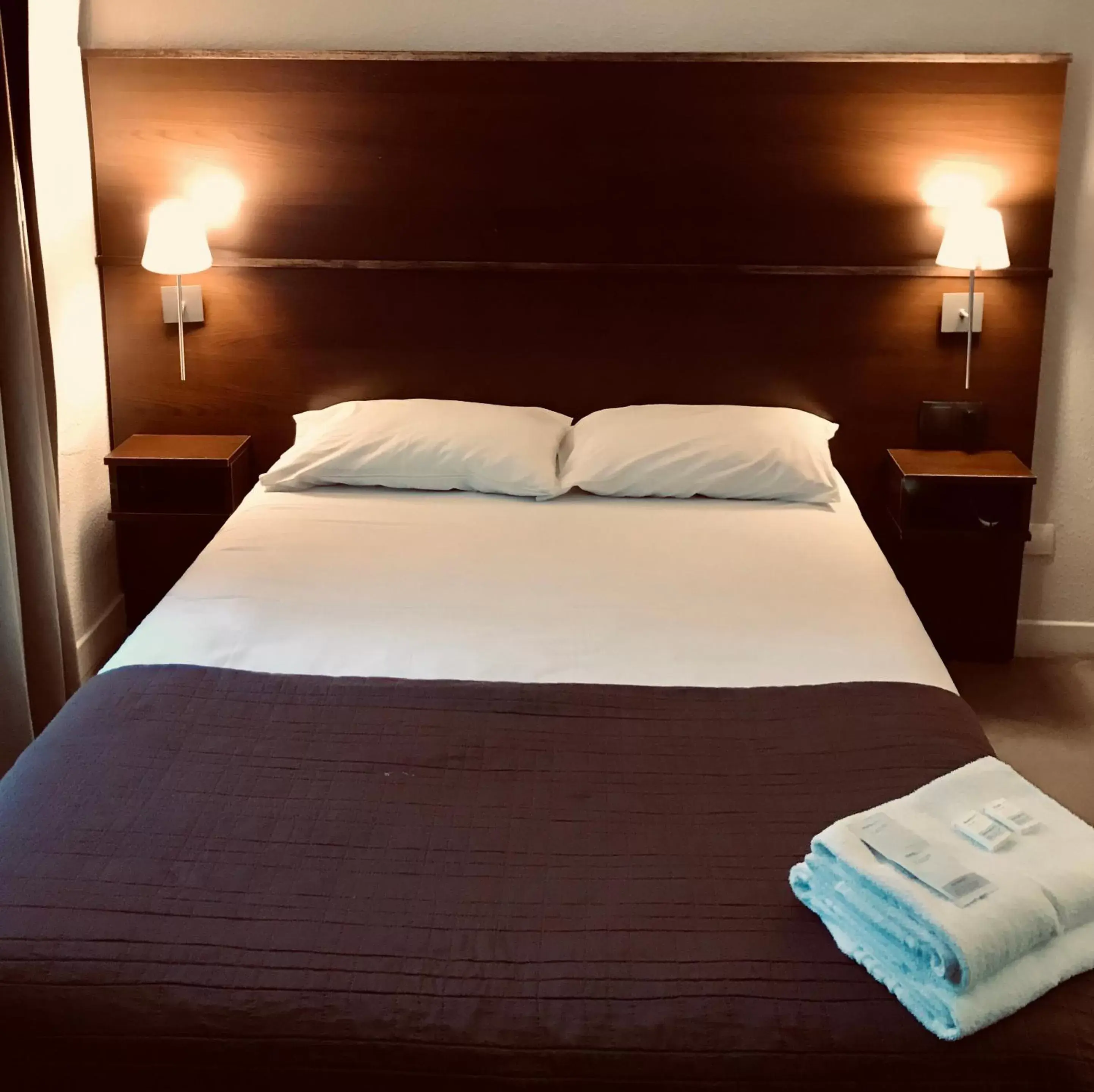 Bed in Hôtel des Ambassadeurs
