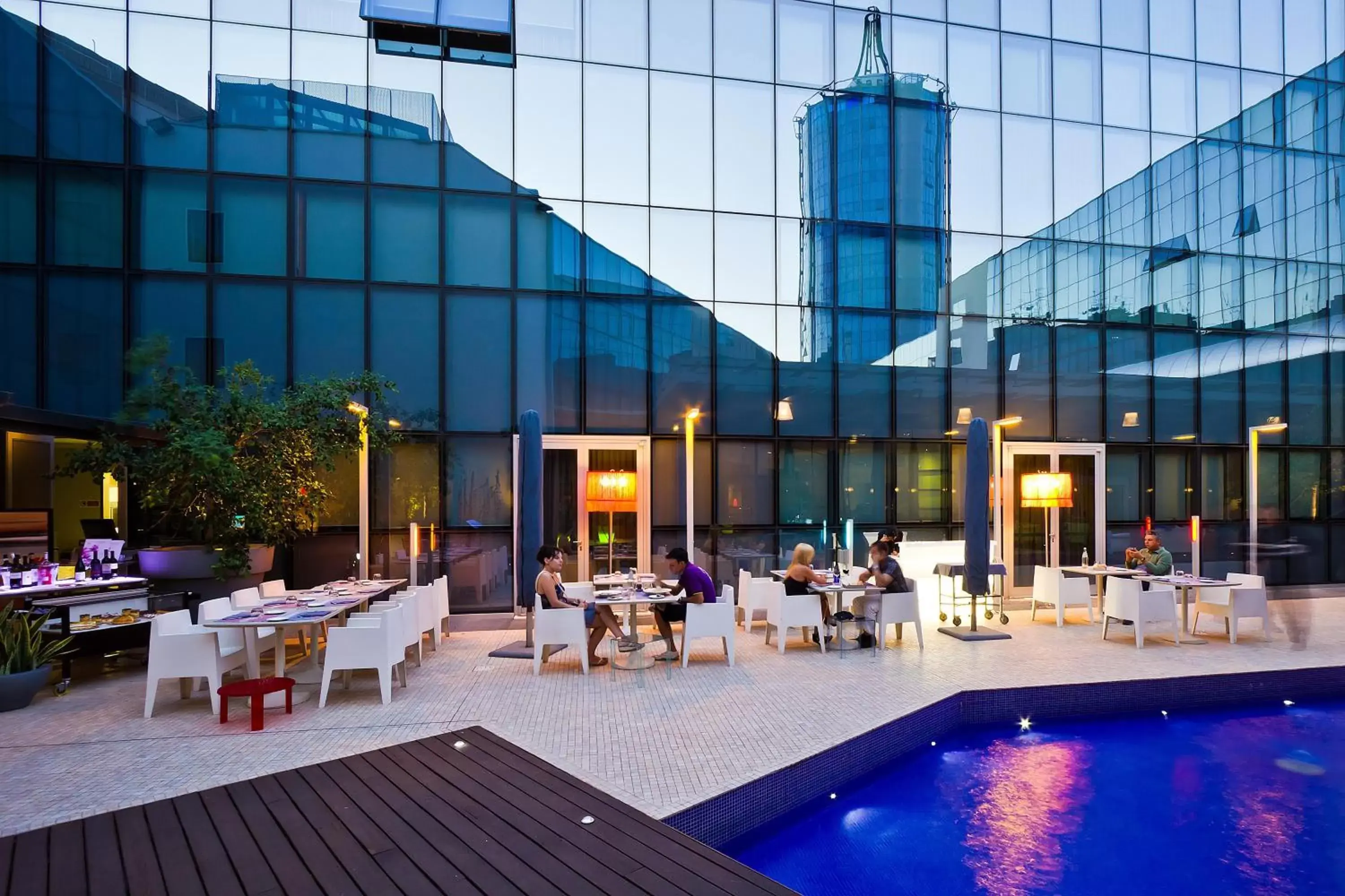 Restaurant/places to eat, Swimming Pool in UNAHOTELS T Hotel Cagliari