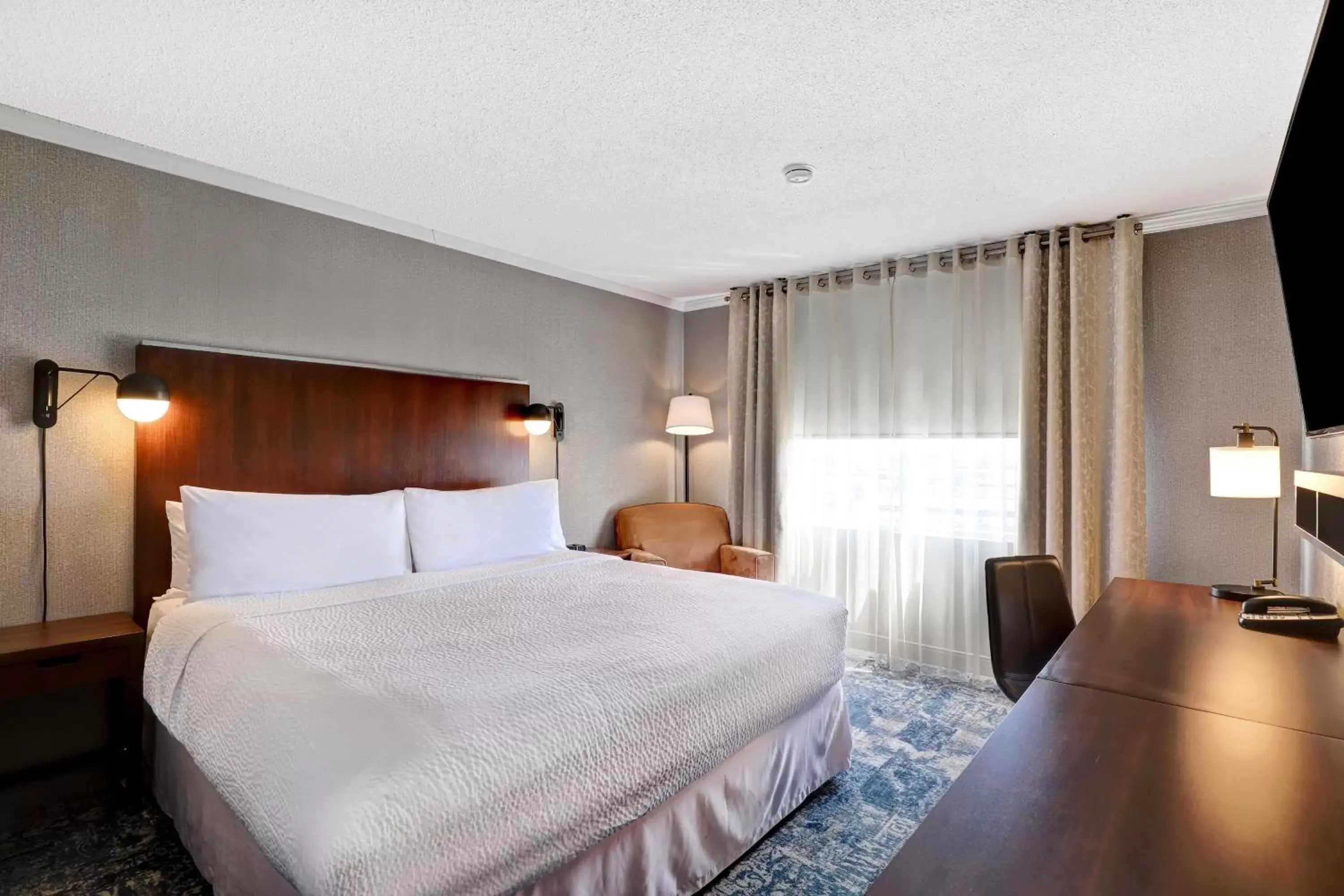 Photo of the whole room, Bed in Four Points by Sheraton Toronto Mississauga