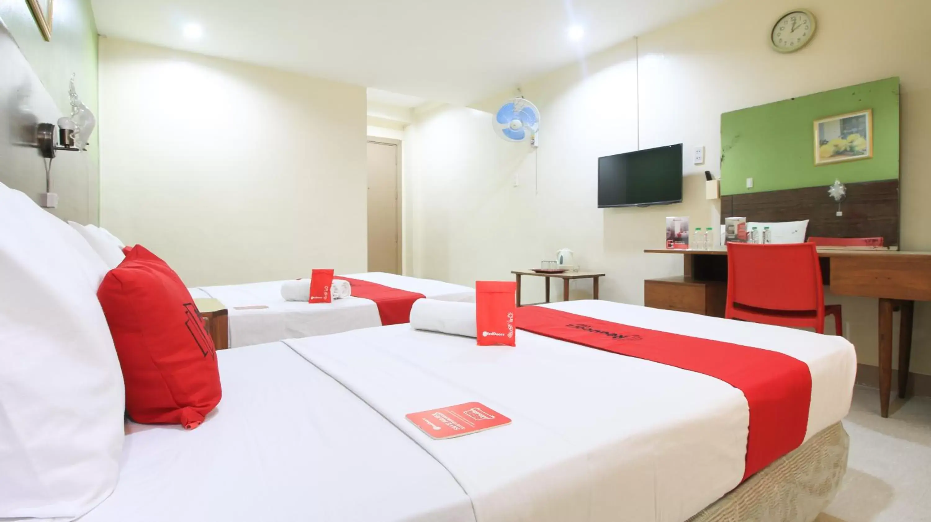 Photo of the whole room, Bed in RedDoorz Plus @ Chinatown Binondo