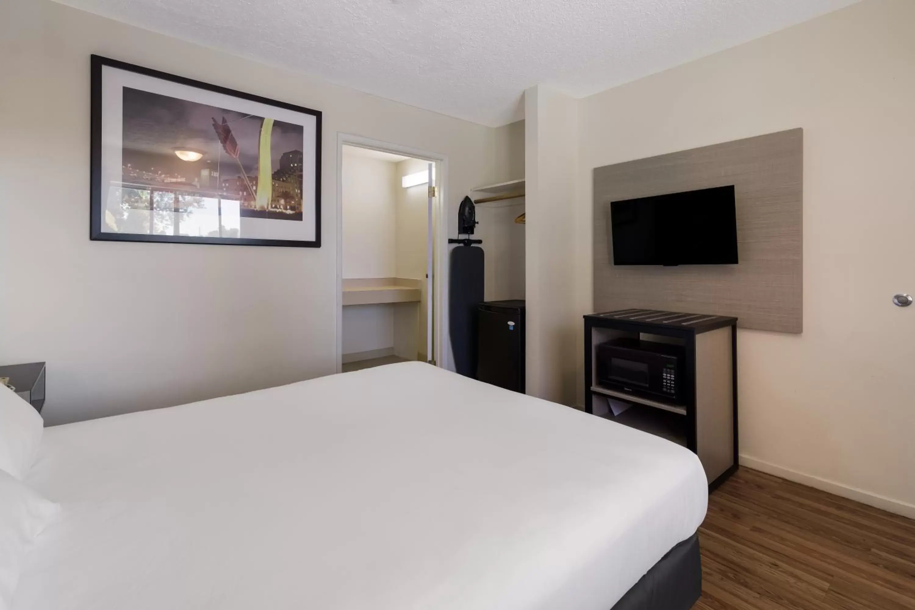 Standard Queen Room with Roll-In Shower - Disability Access Non-Smoking in Rodeway Inn Livermore