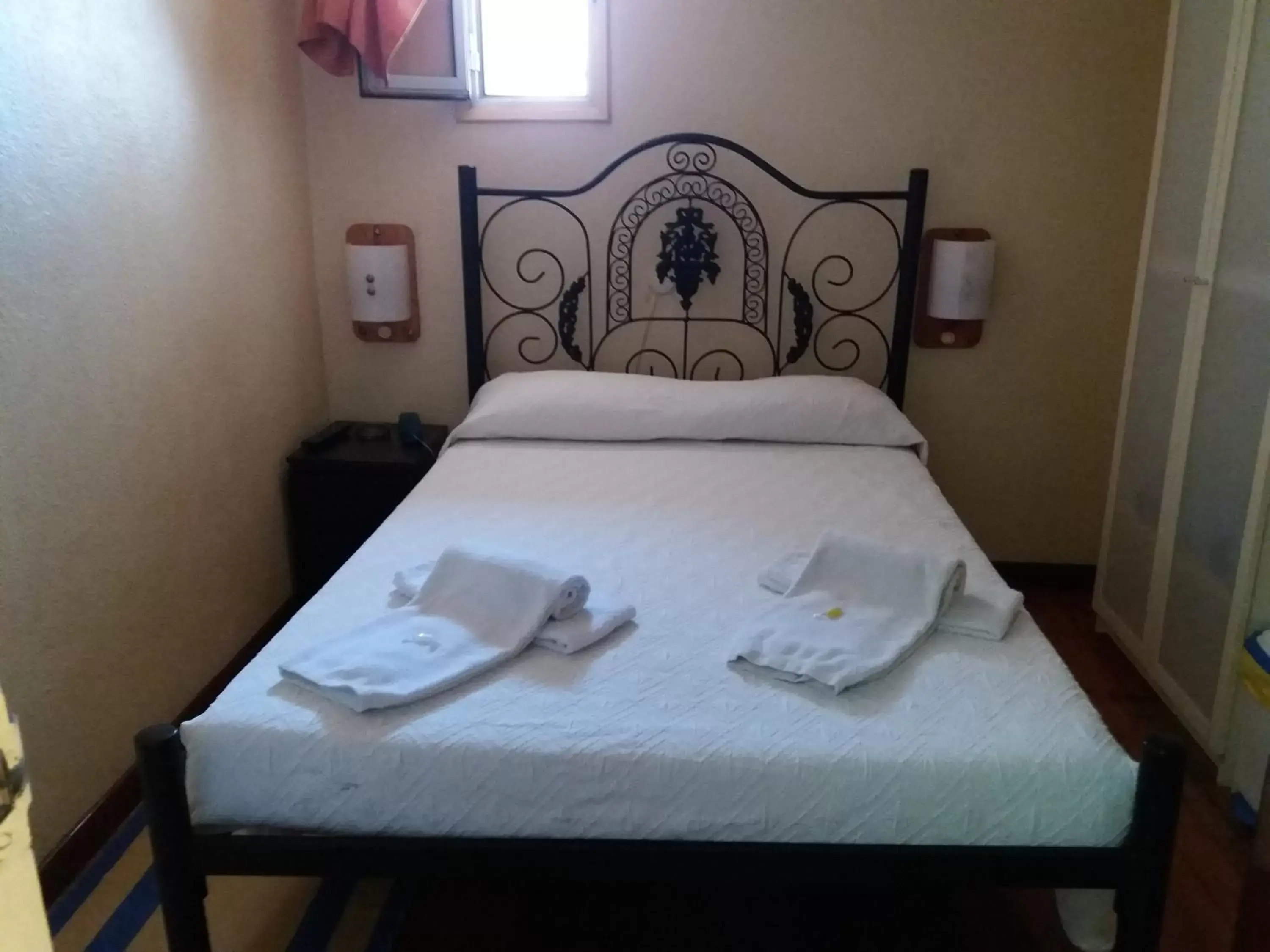 Bed, Room Photo in Pensao Residencial Flor dos Cavaleiros