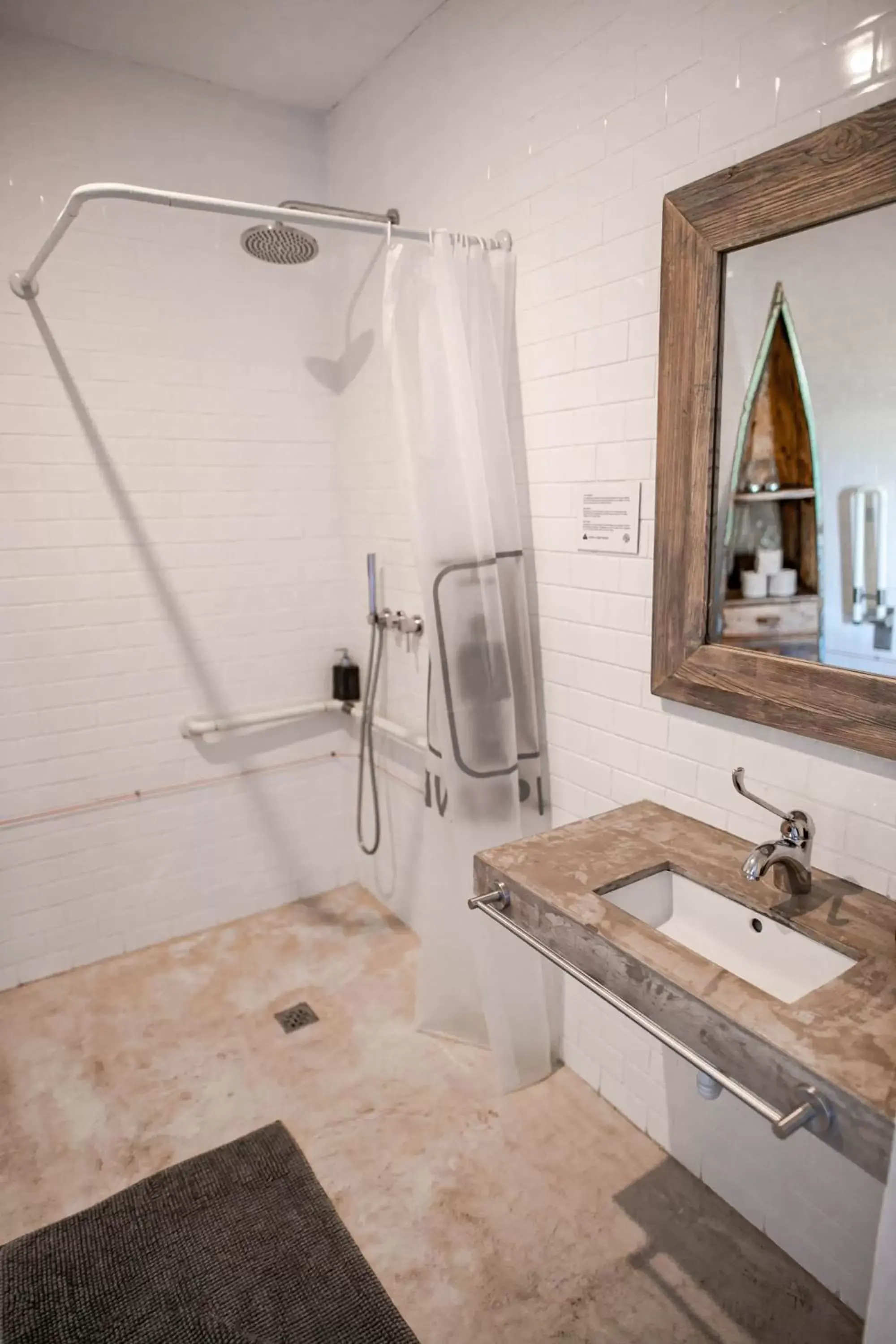 Bathroom in Surfers Lodge Peniche