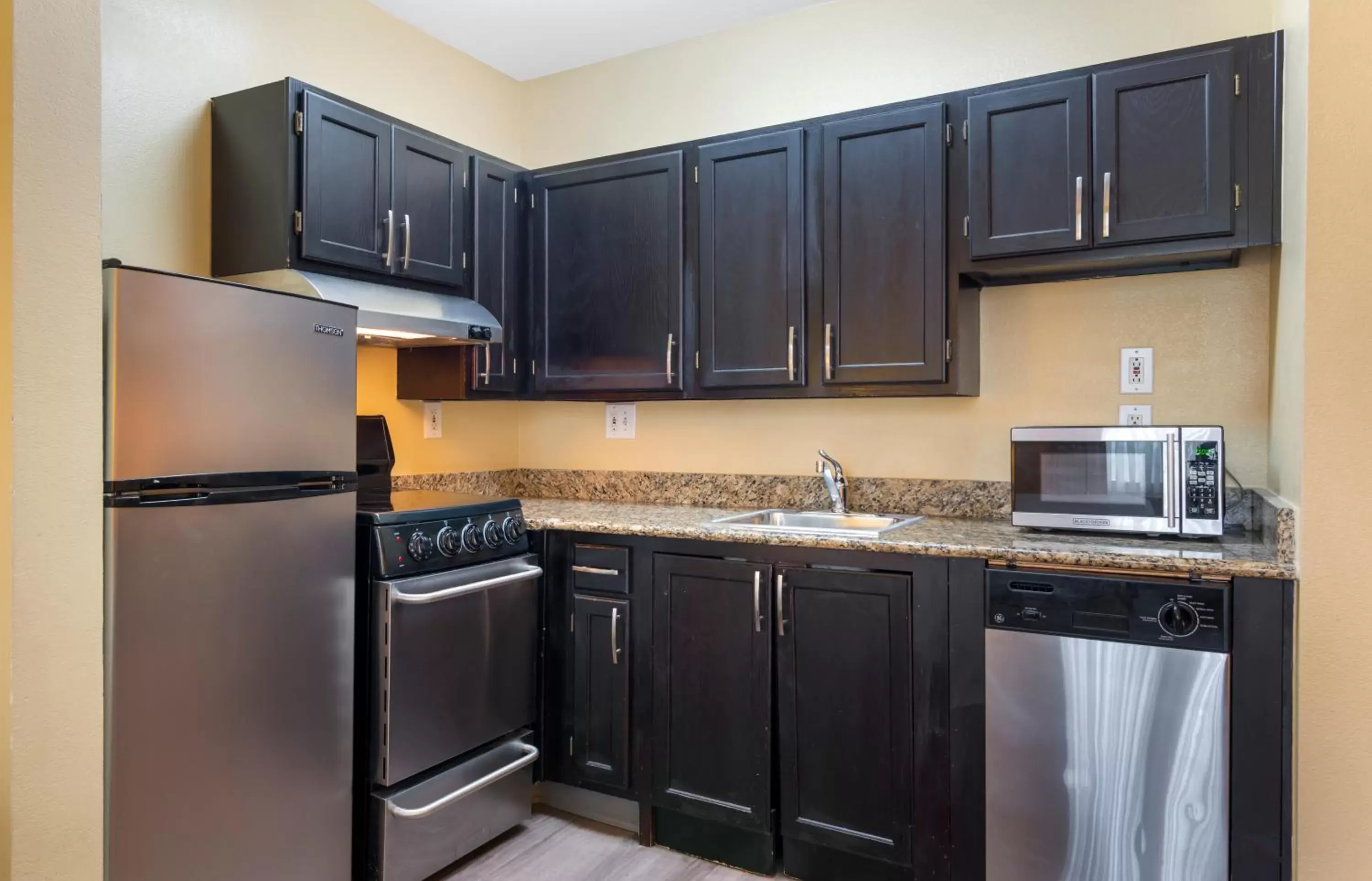 kitchen, Kitchen/Kitchenette in Extended Stay America Suites - Atlanta - Norcross