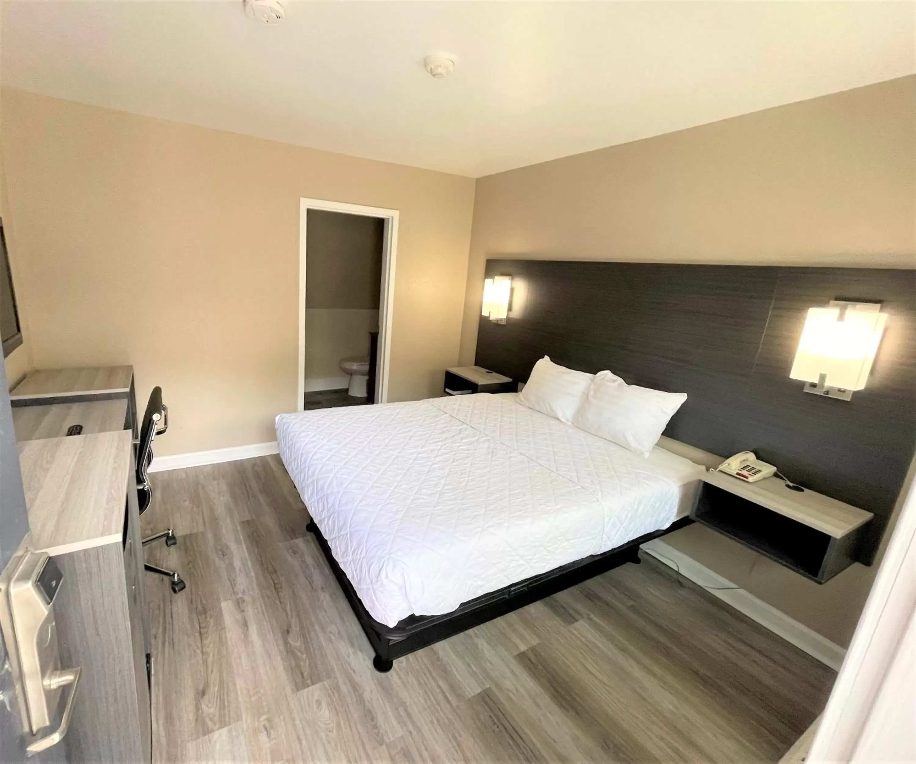 Bedroom, Bed in Shangri-La Motel