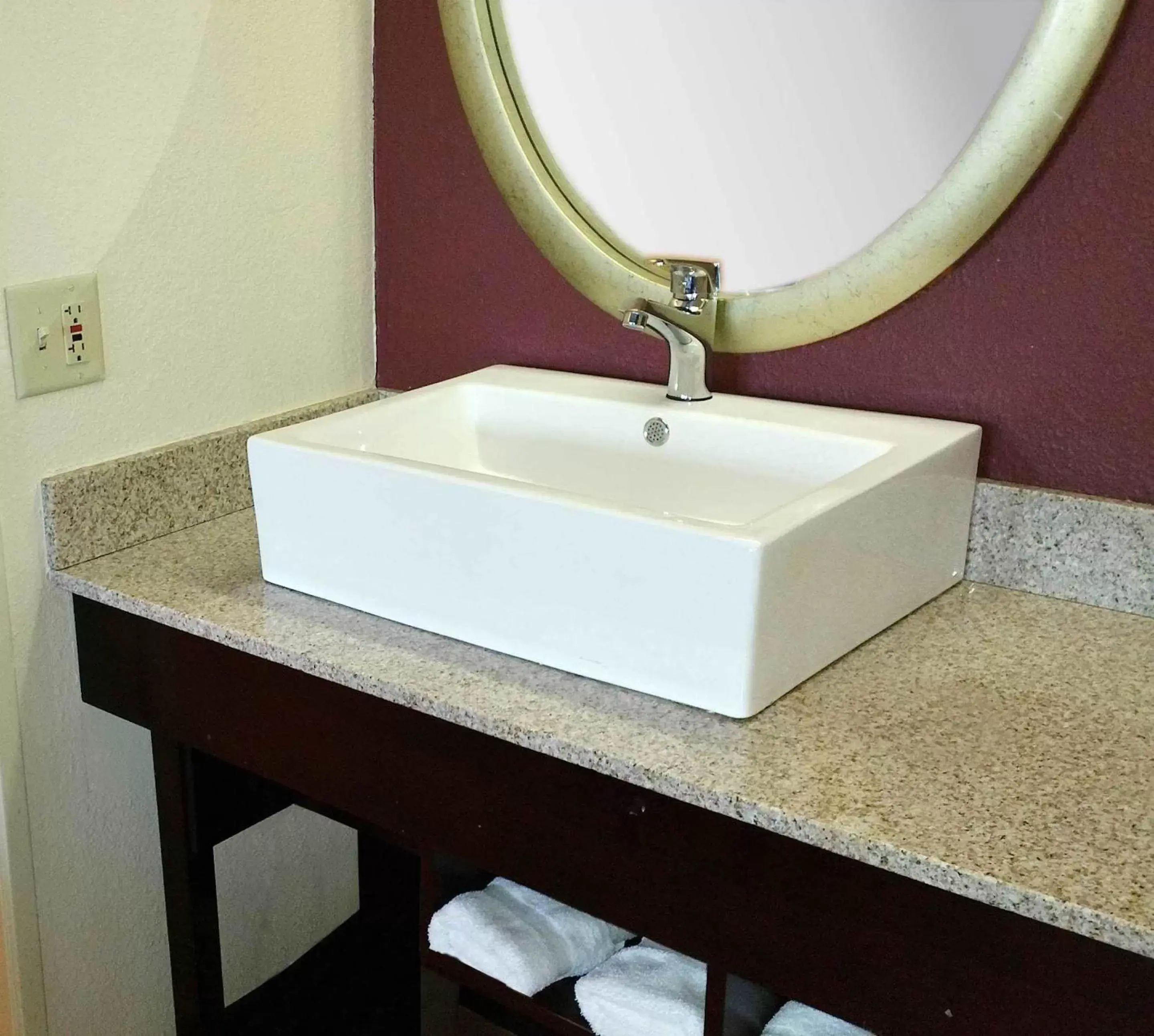 Photo of the whole room, Bathroom in Red Roof Inn PLUS Chicago - Hoffman Estates