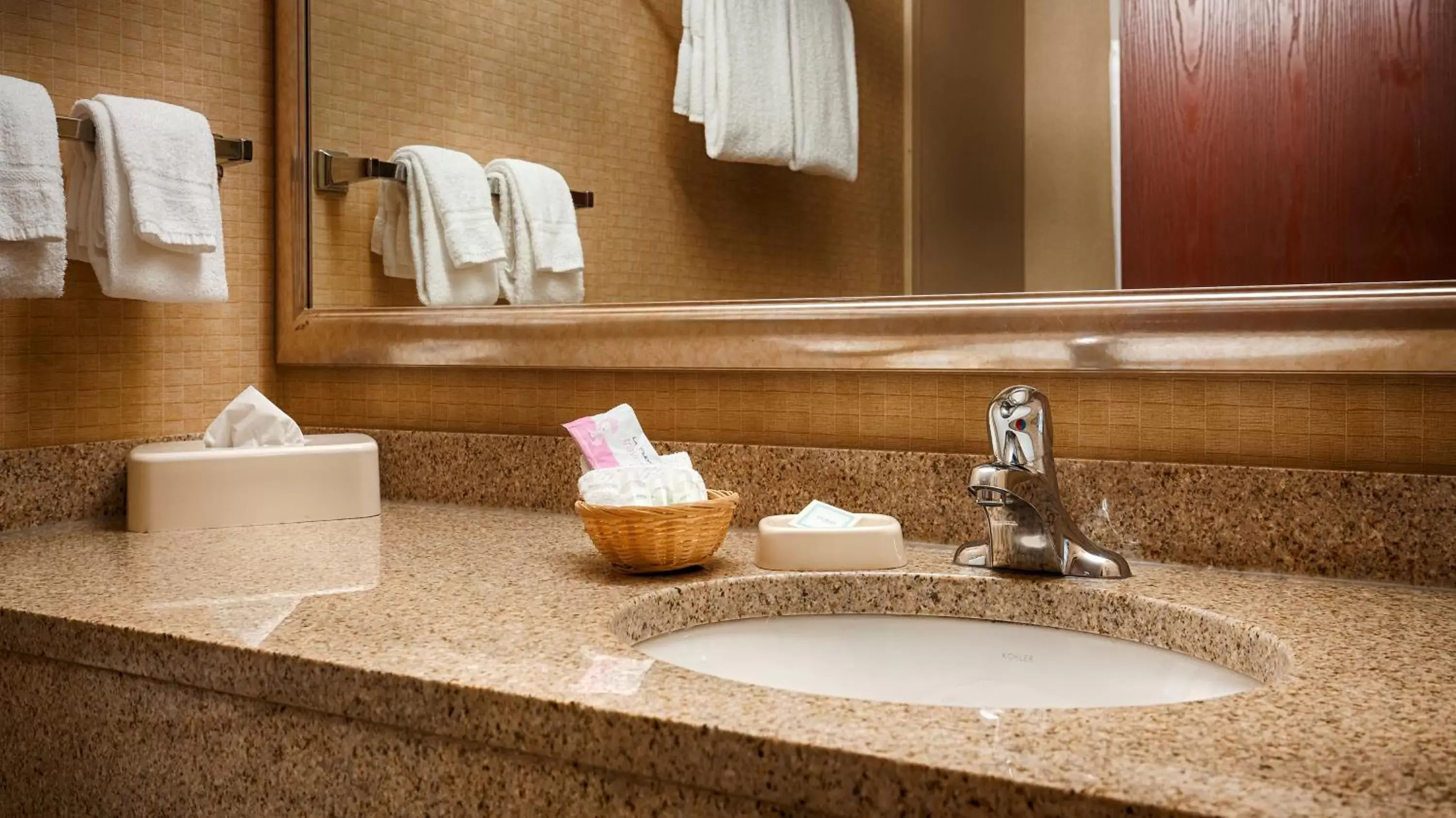 King Room with Spa Bath - Non-Smoking in Best Western PLUS Victor Inn & Suites