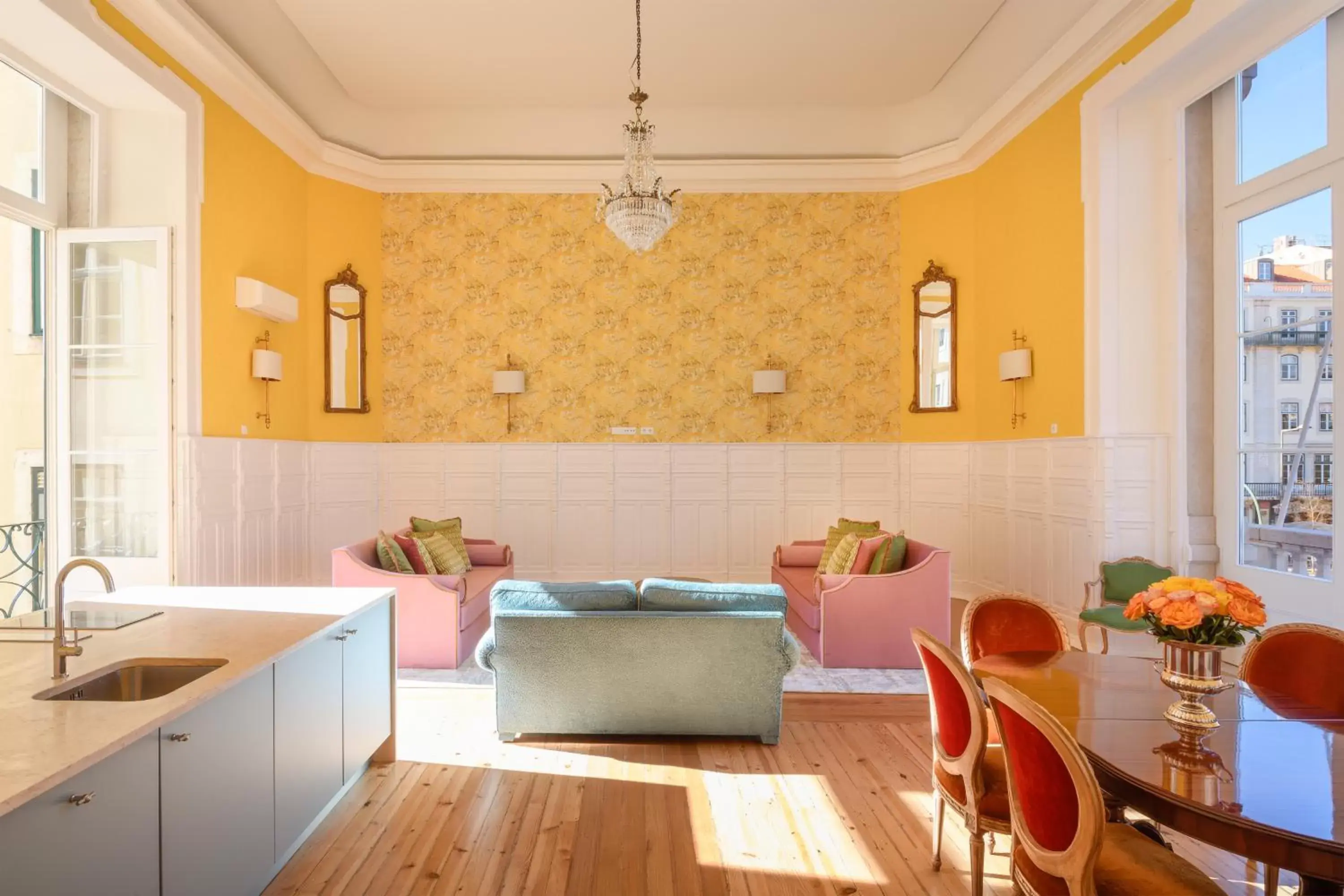 Living room, Kitchen/Kitchenette in Residentas Arco do Bandeira