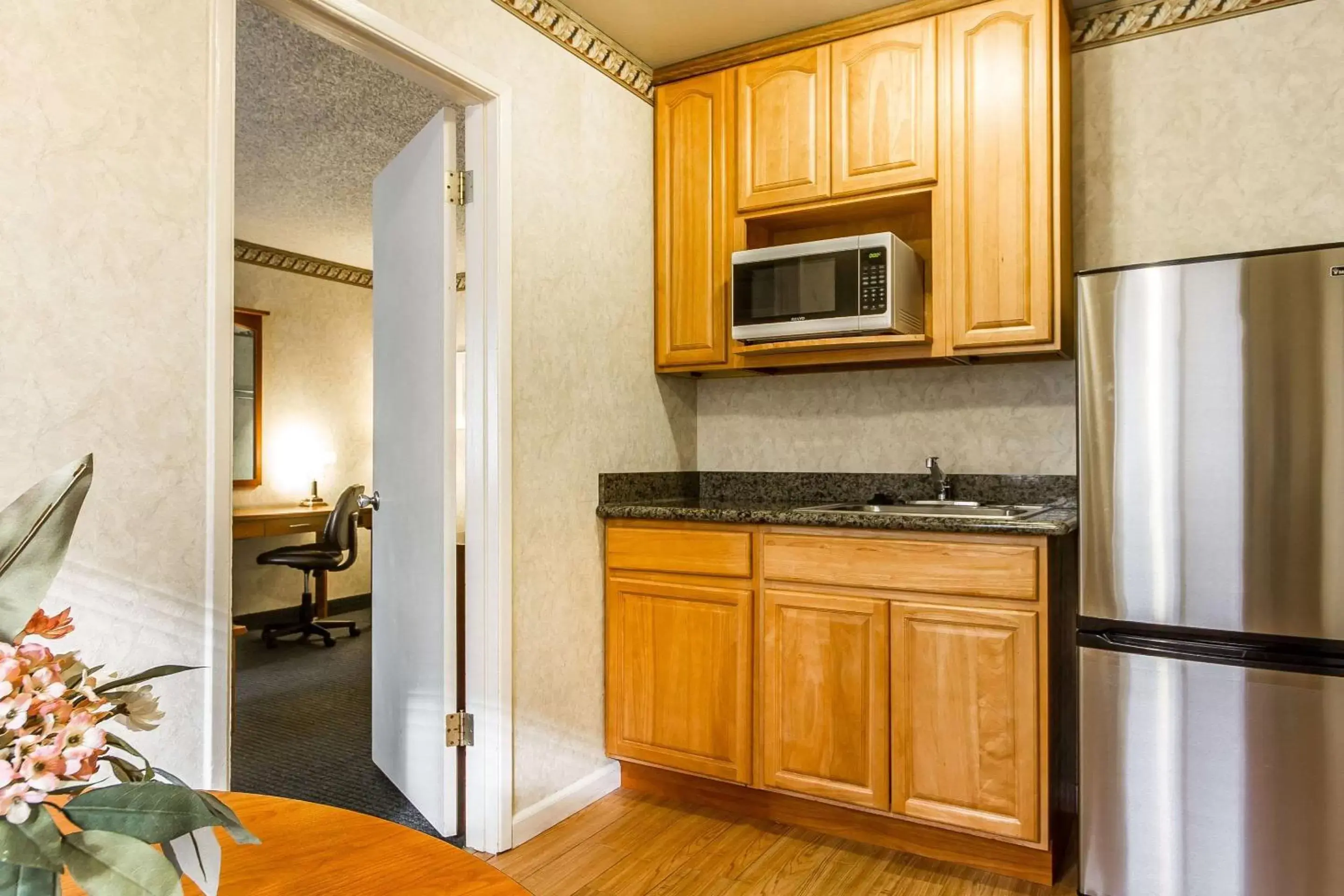 Photo of the whole room, Kitchen/Kitchenette in Quality Inn & Suites Santa Clara