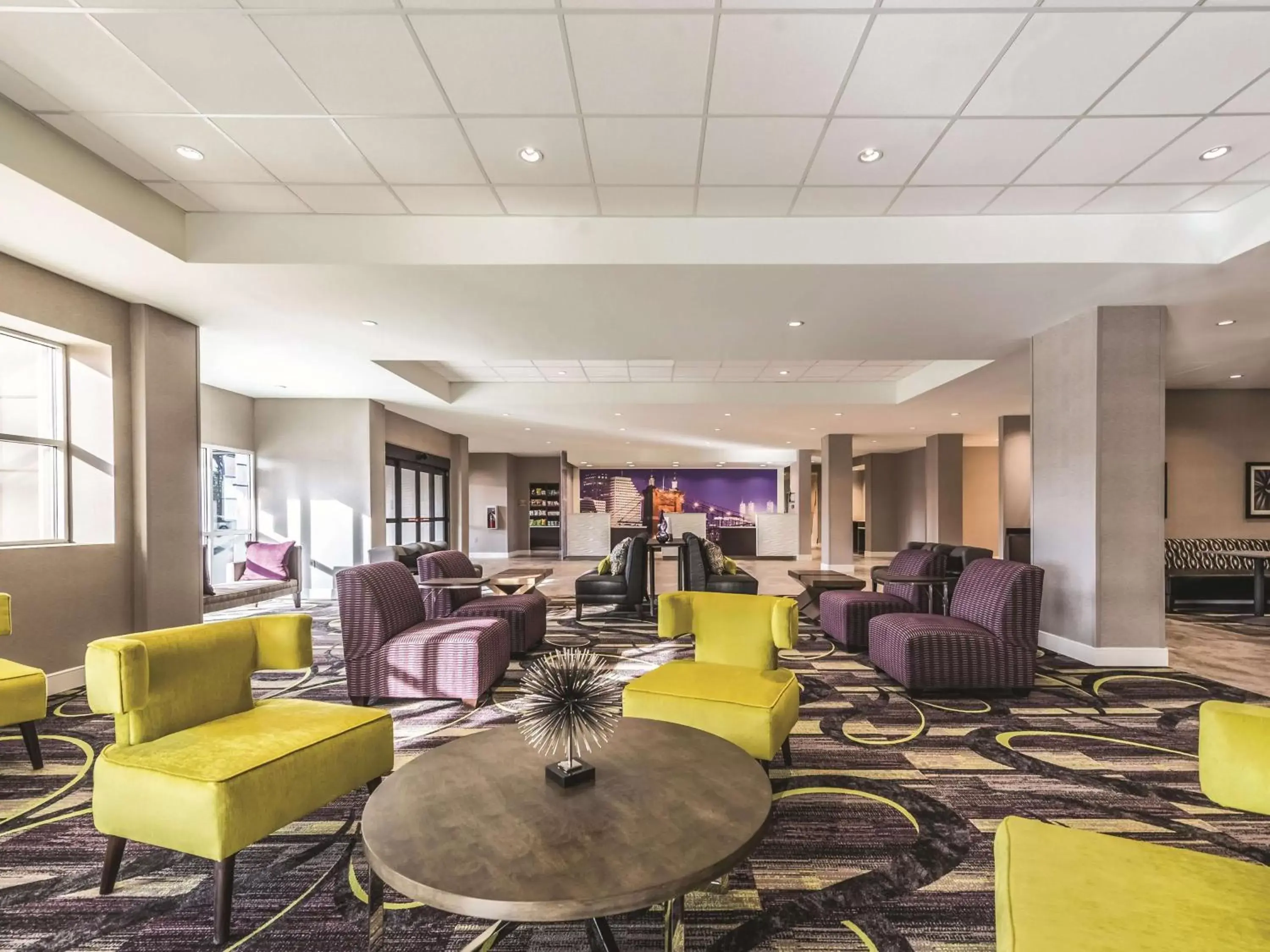 Lobby or reception, Lounge/Bar in La Quinta by Wyndham Cincinnati Sharonville