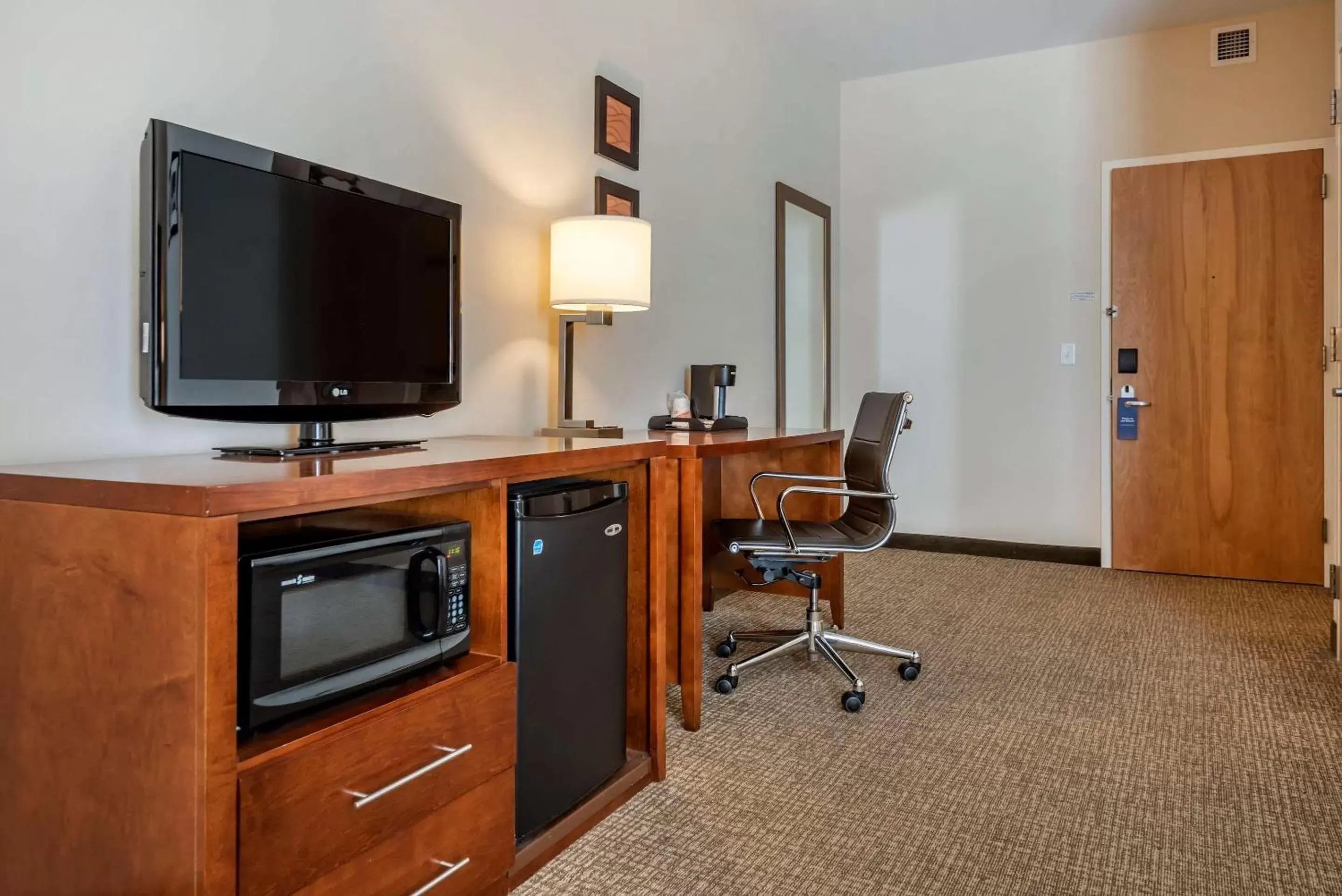 Photo of the whole room, TV/Entertainment Center in Comfort Inn Apalachin - Binghamton W Route 17