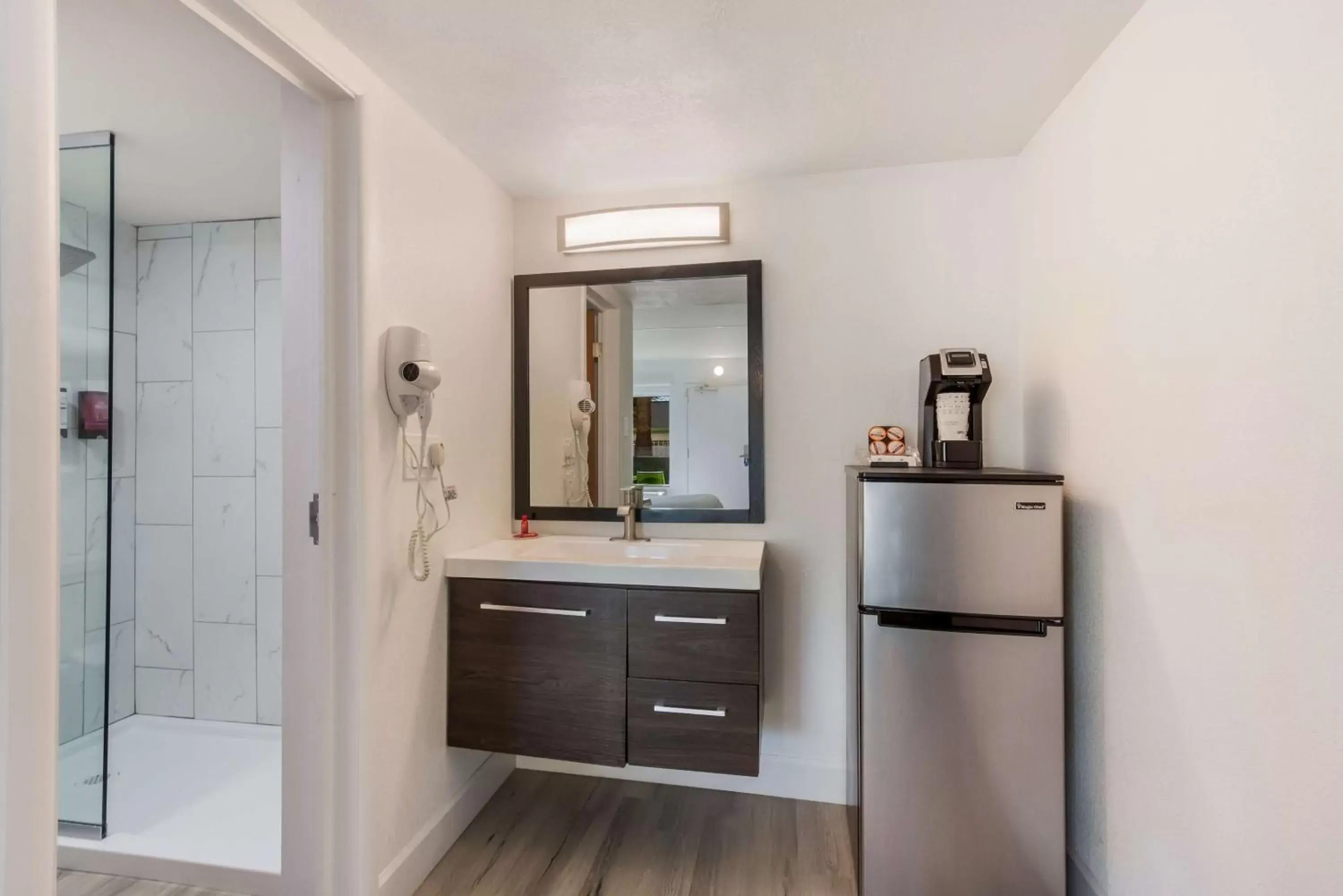 Bedroom, Kitchen/Kitchenette in SureStay Plus Hotel by Best Western Scottsdale North