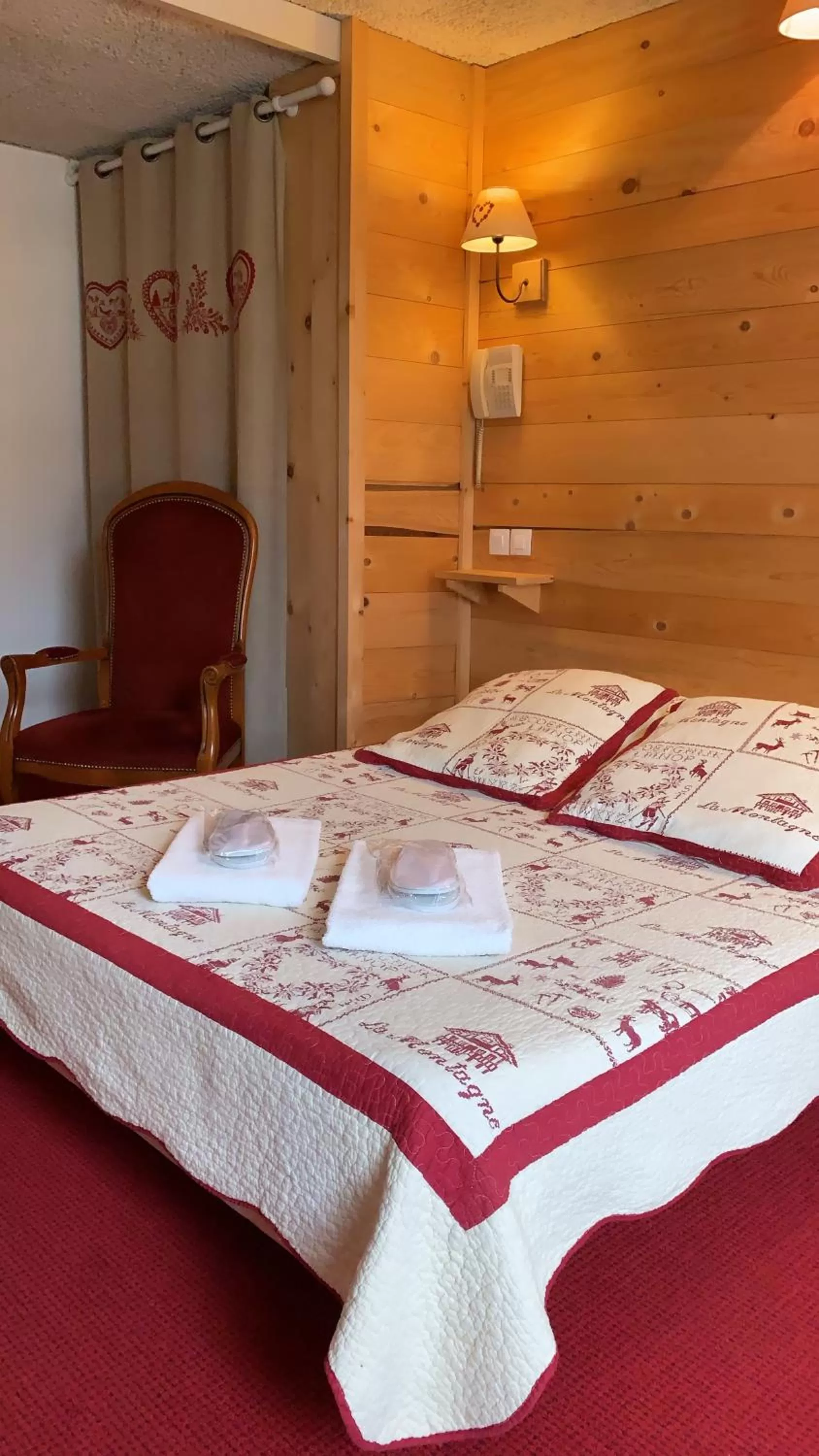 Shower in Hôtel Le Dauphin