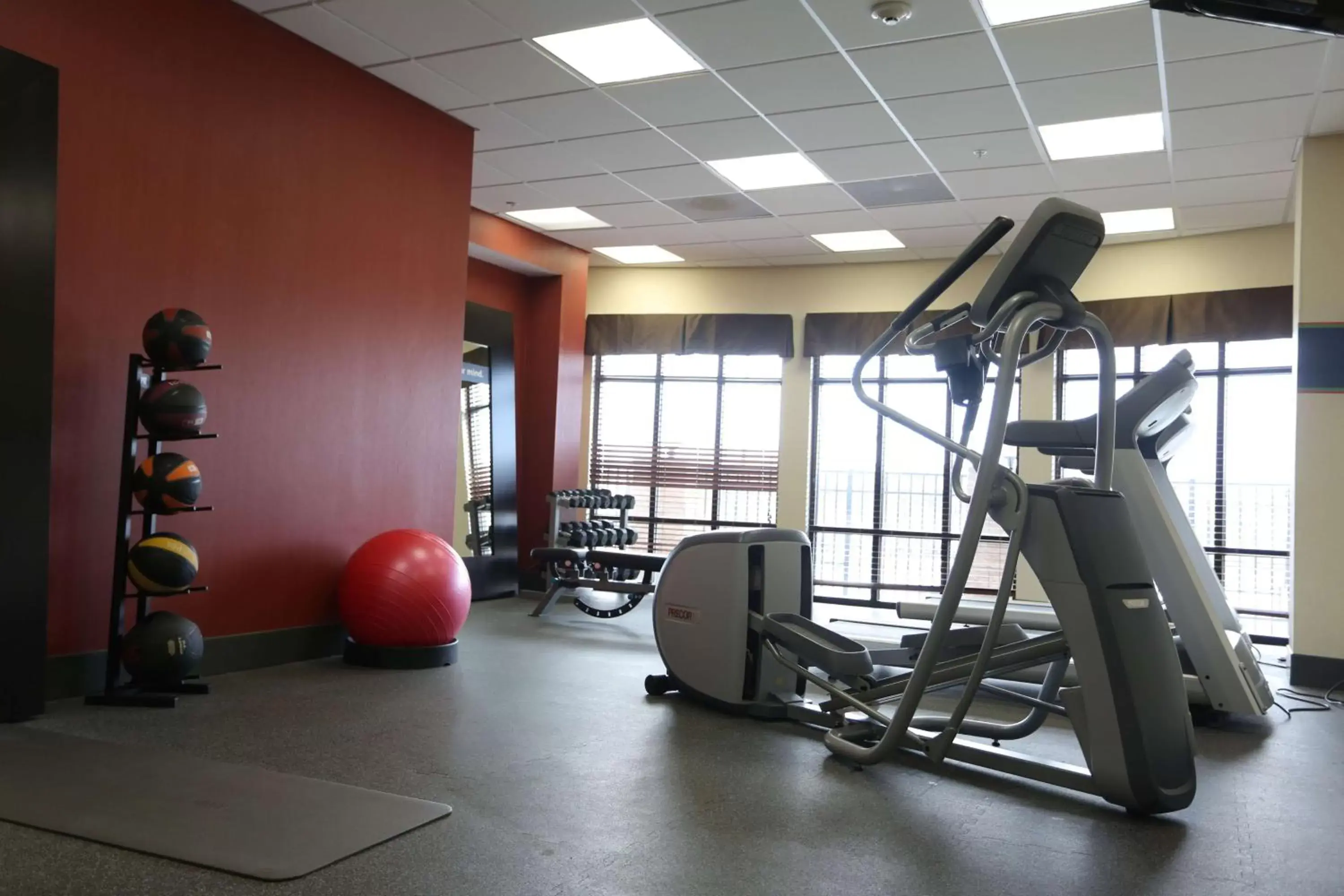 Bed, Fitness Center/Facilities in Hampton Inn - Atmore