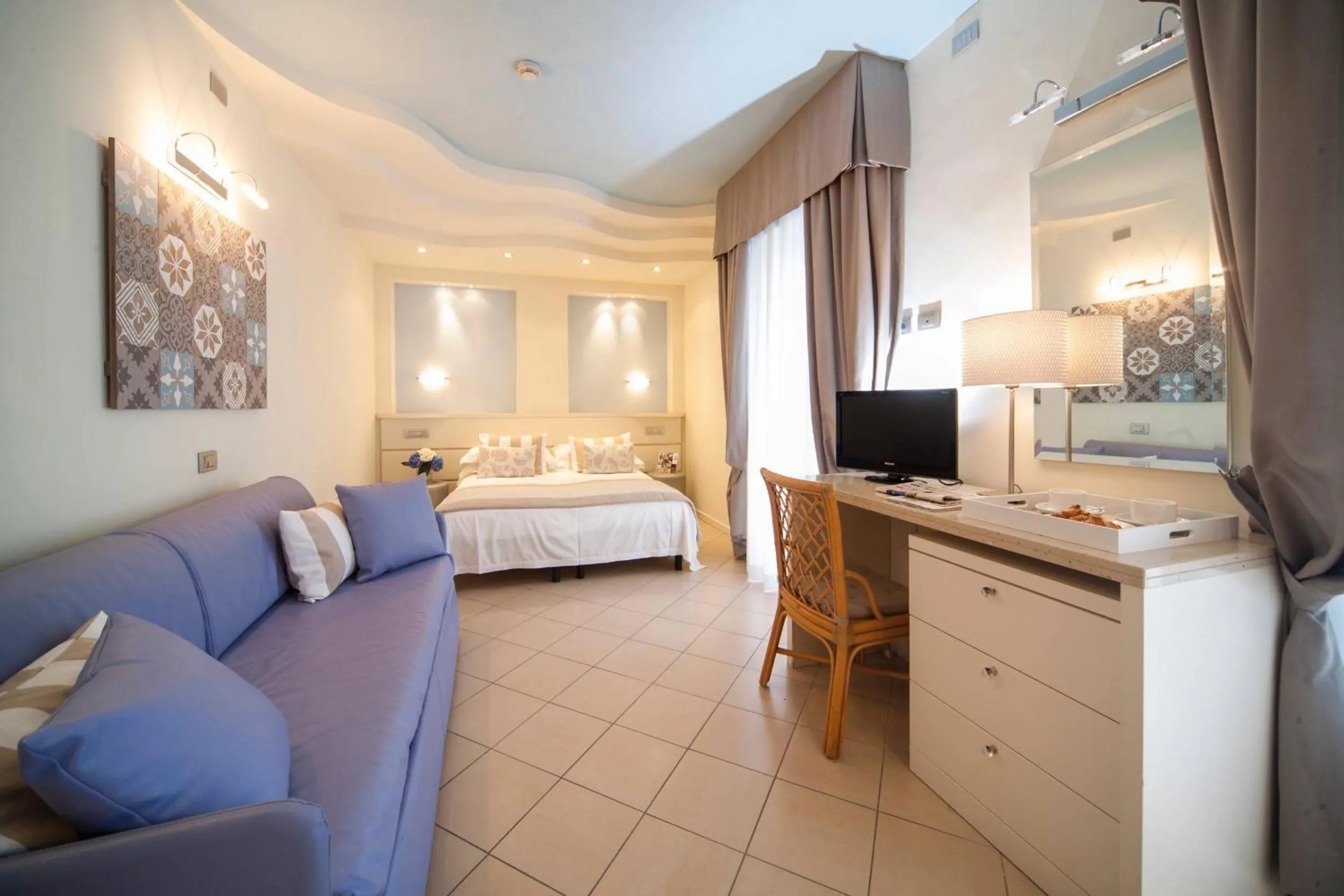 Living room, Bed in Hotel Mon Cheri