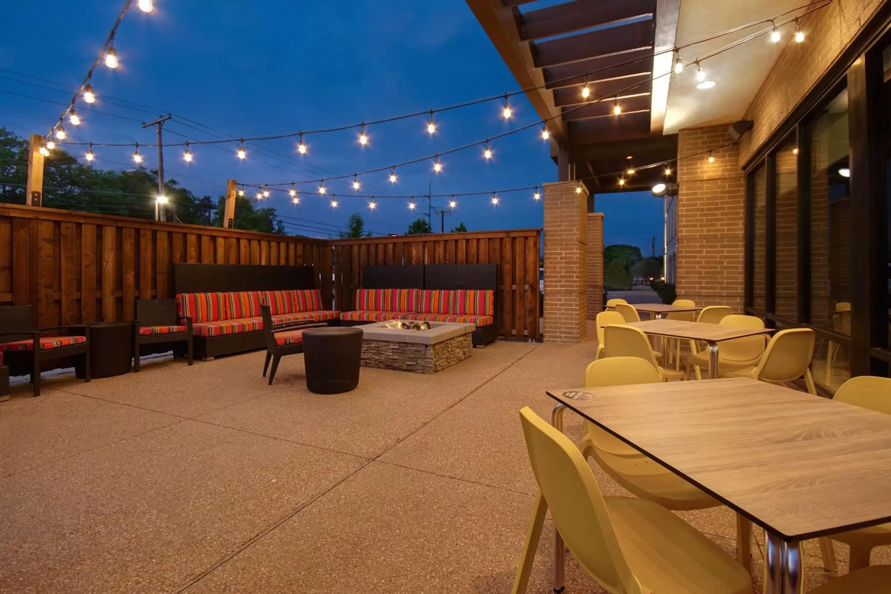 Patio, Restaurant/Places to Eat in Home2 Suites By Hilton Waco