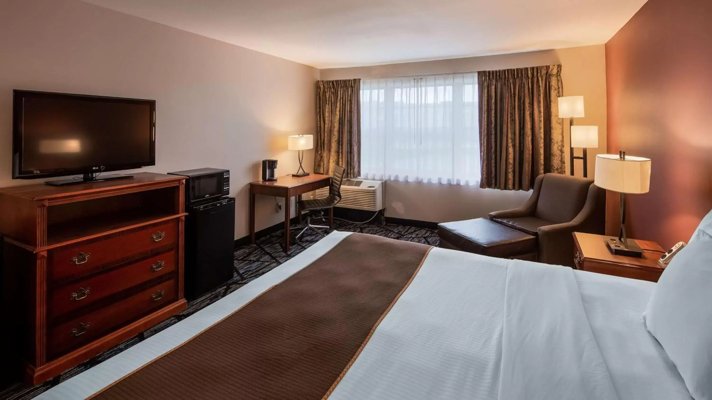 Bedroom, Bed in SureStay Plus Hotel by Best Western Auburn