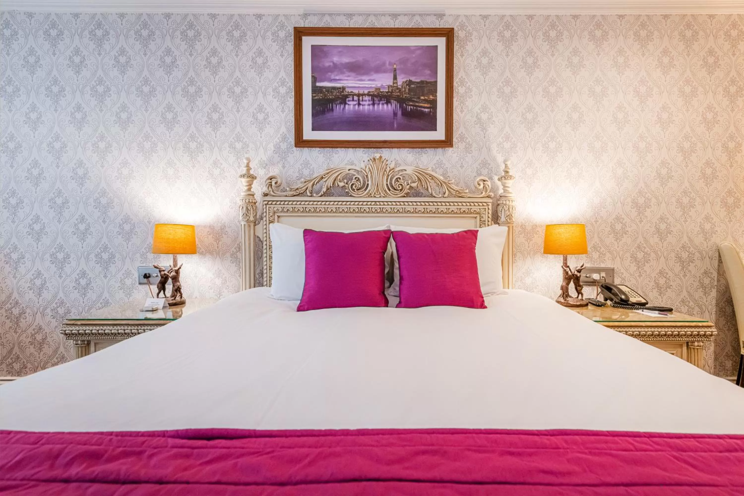 Bedroom, Bed in Ashburn Hotel