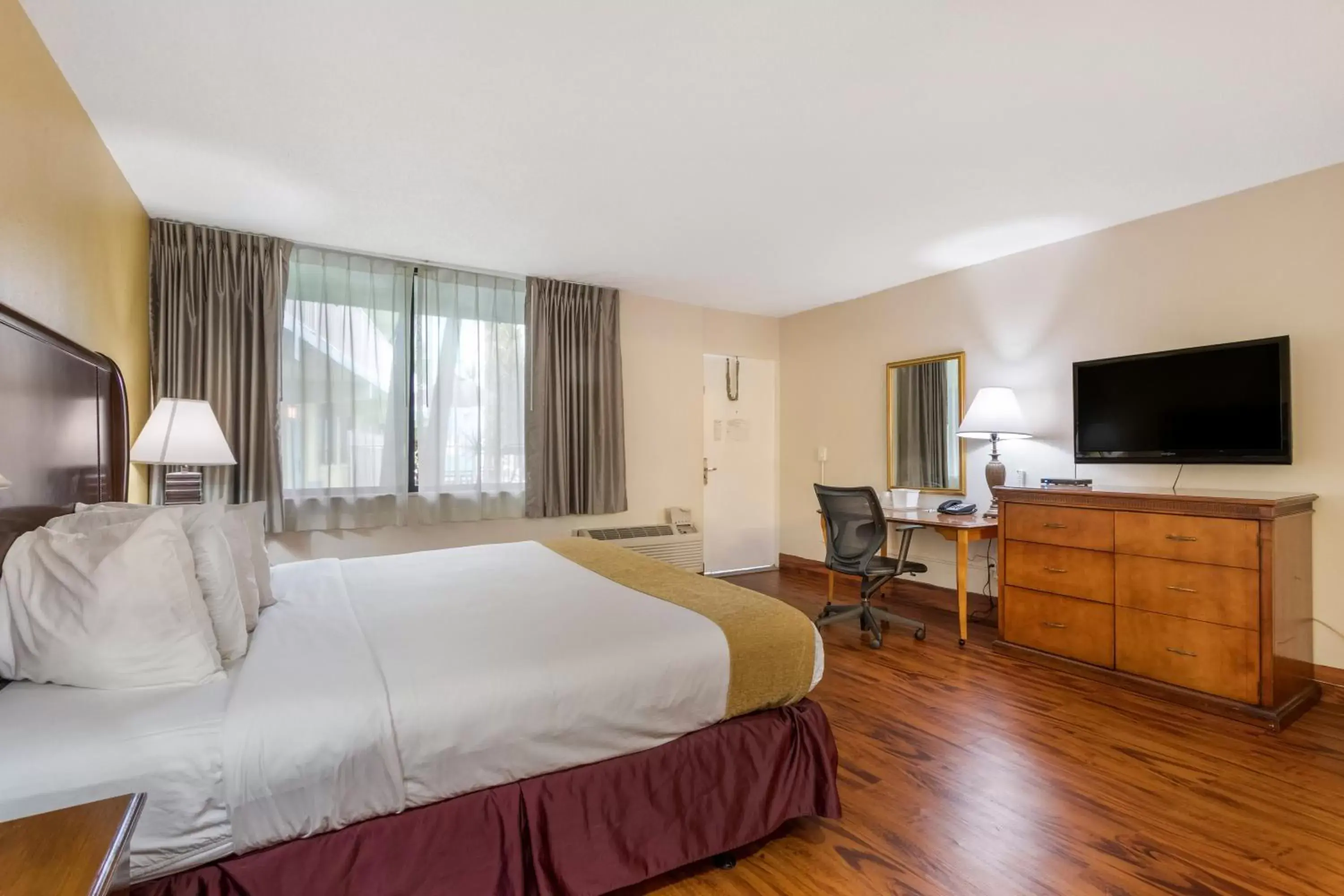 Photo of the whole room, TV/Entertainment Center in Ocean Reef Hotel