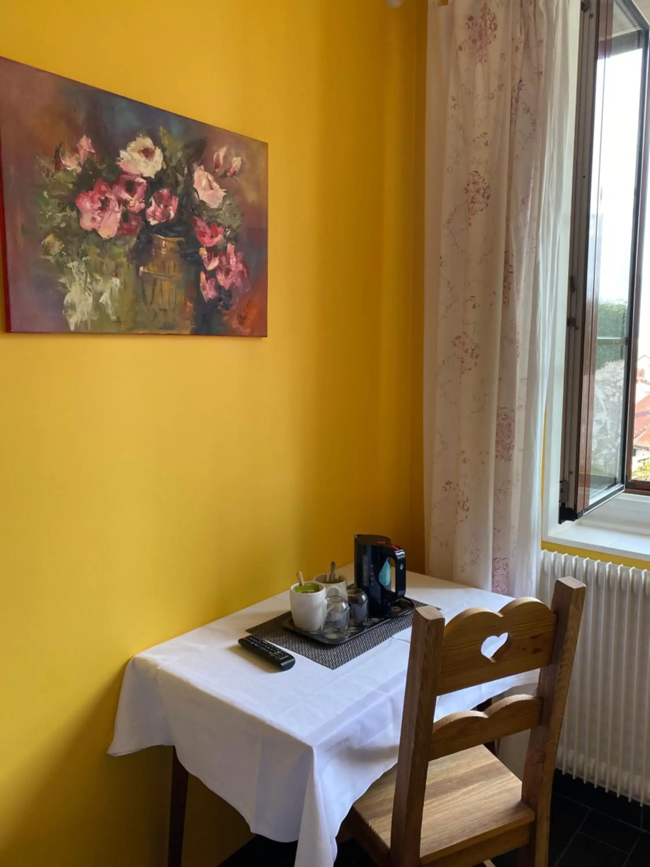 Coffee/tea facilities in Hôtel du Château