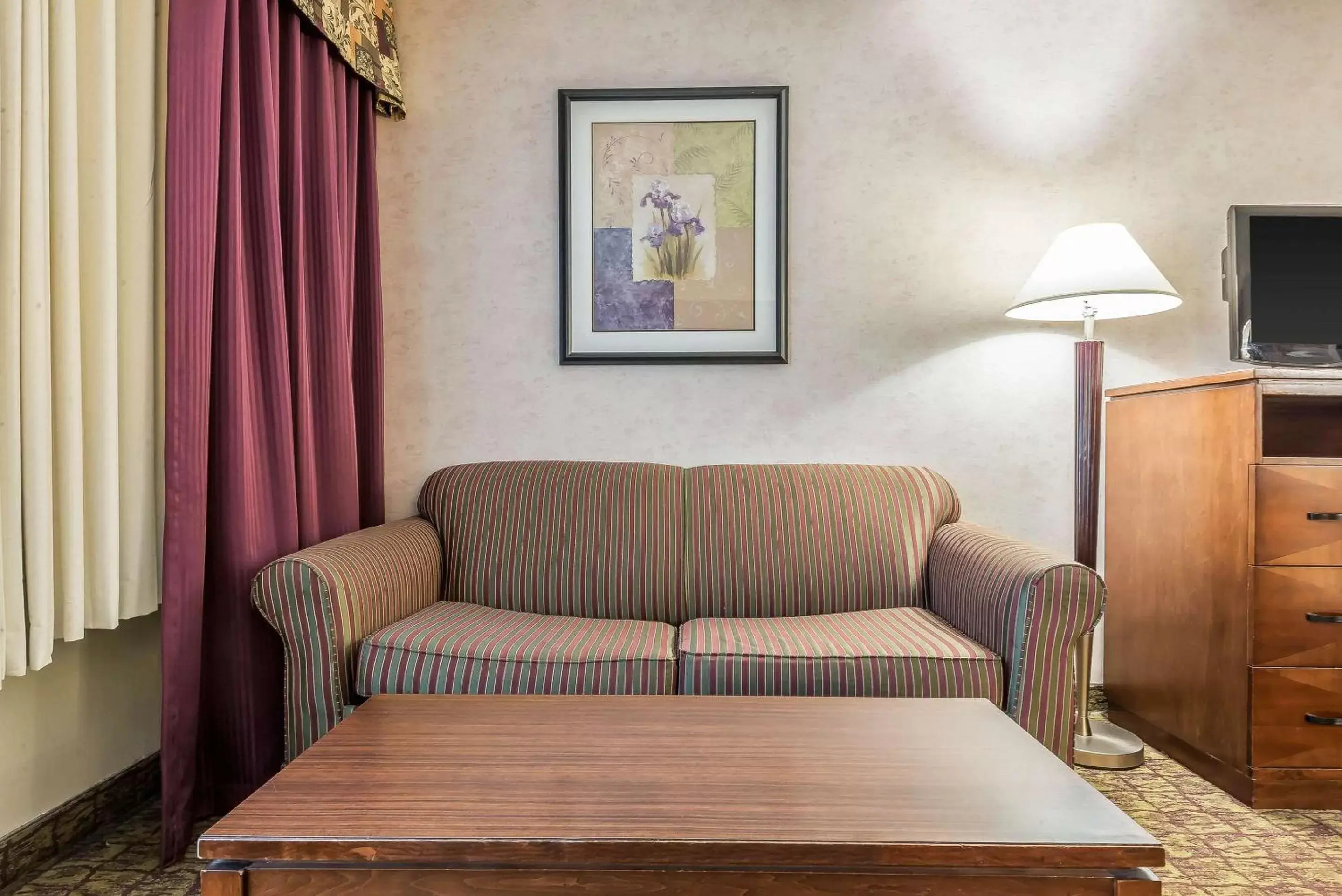 Photo of the whole room, Seating Area in Quality Inn Buffalo/Hamburg, NY