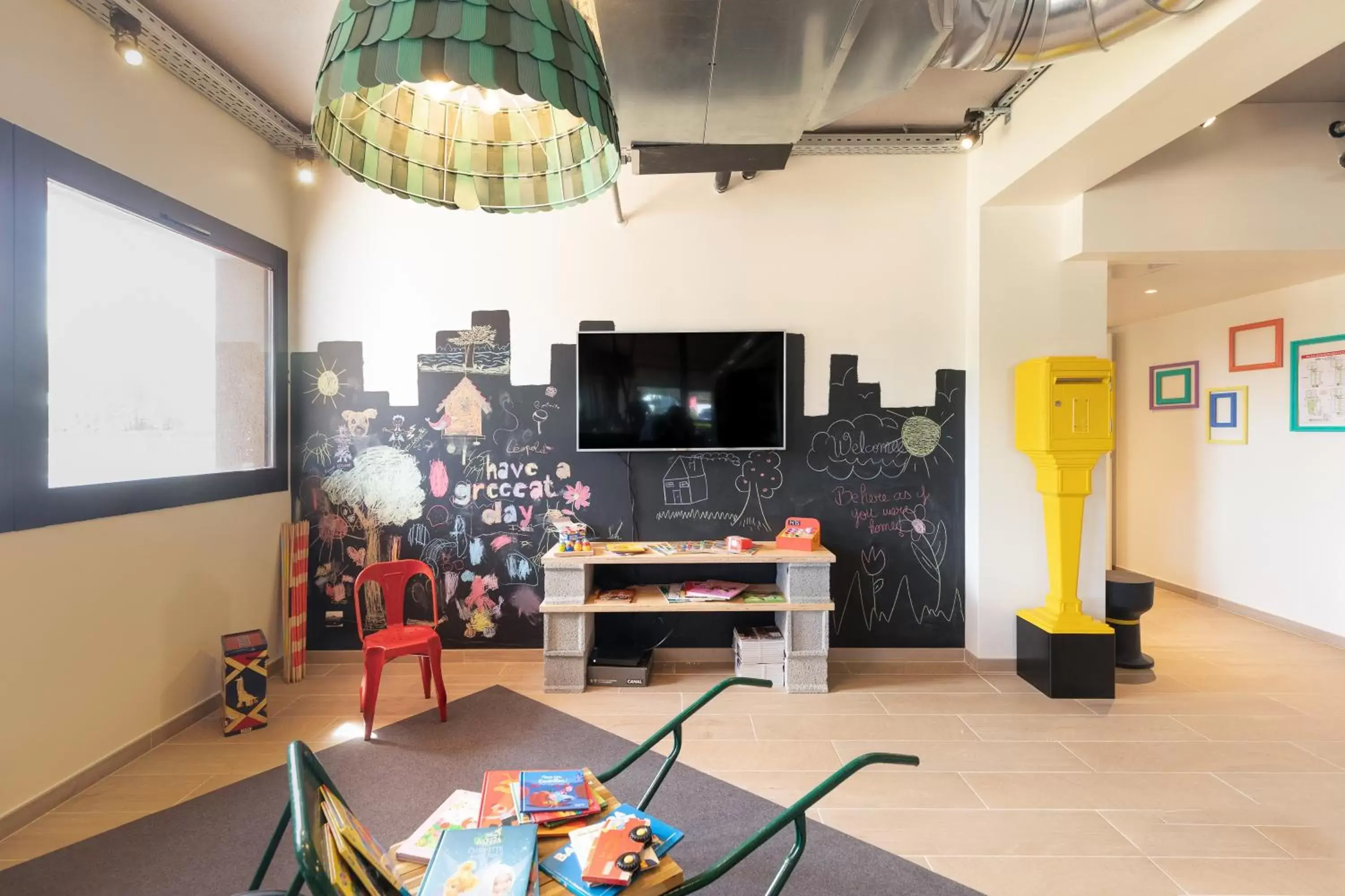 Children play ground, TV/Entertainment Center in greet Hotel Beaune