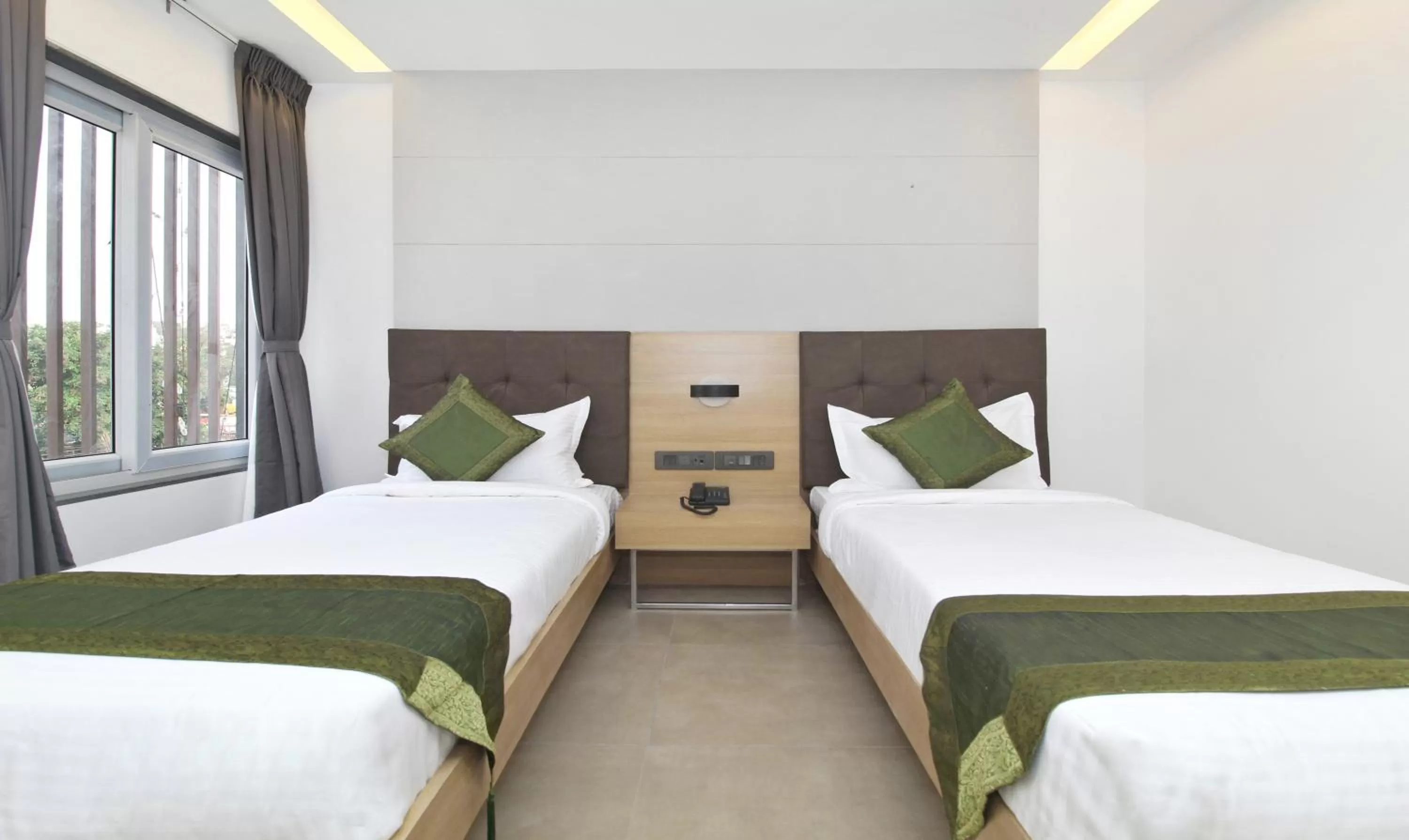 Bed in Treebo City Inn, Satara