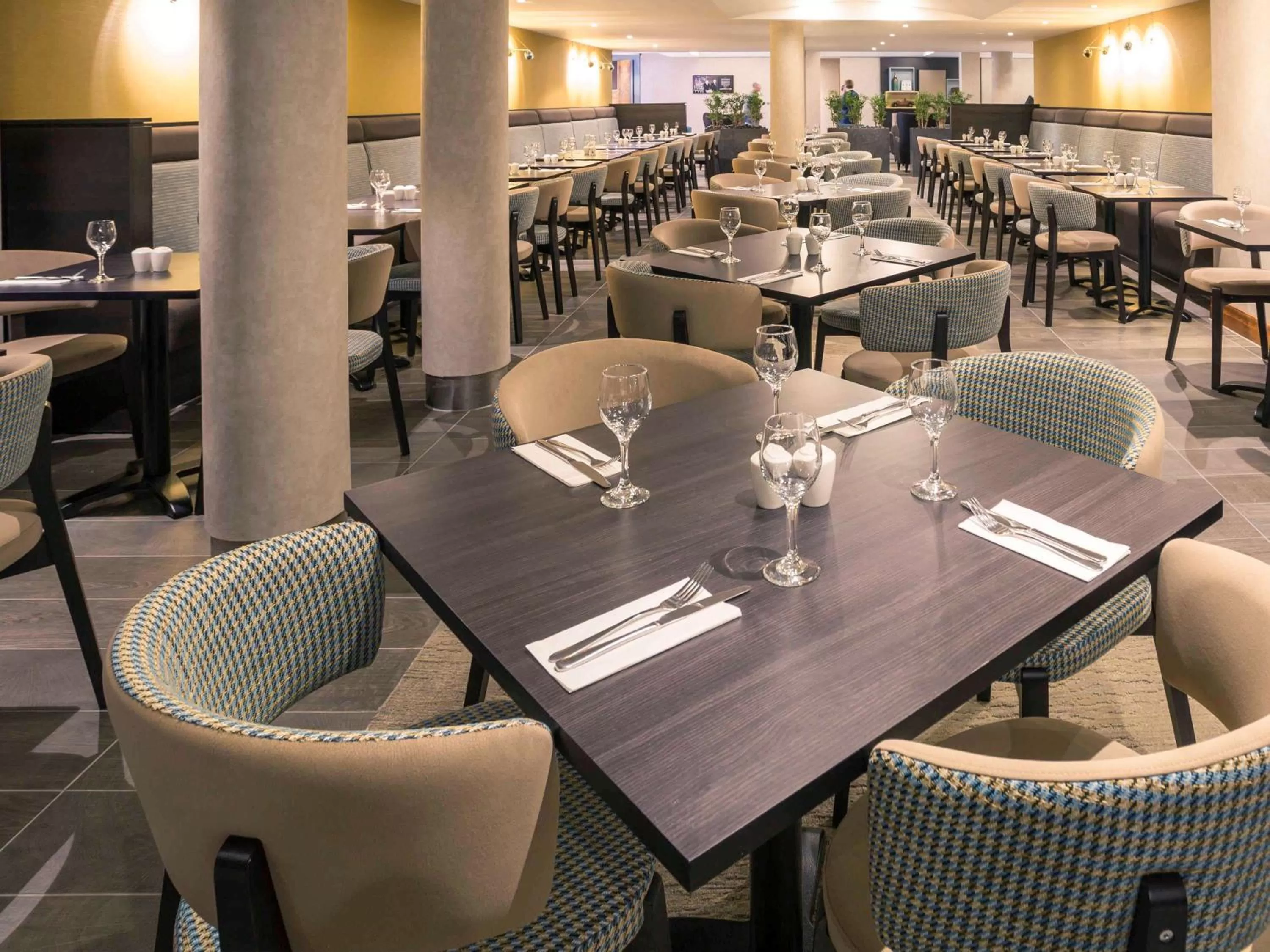 Restaurant/places to eat in Mercure London Heathrow Airport