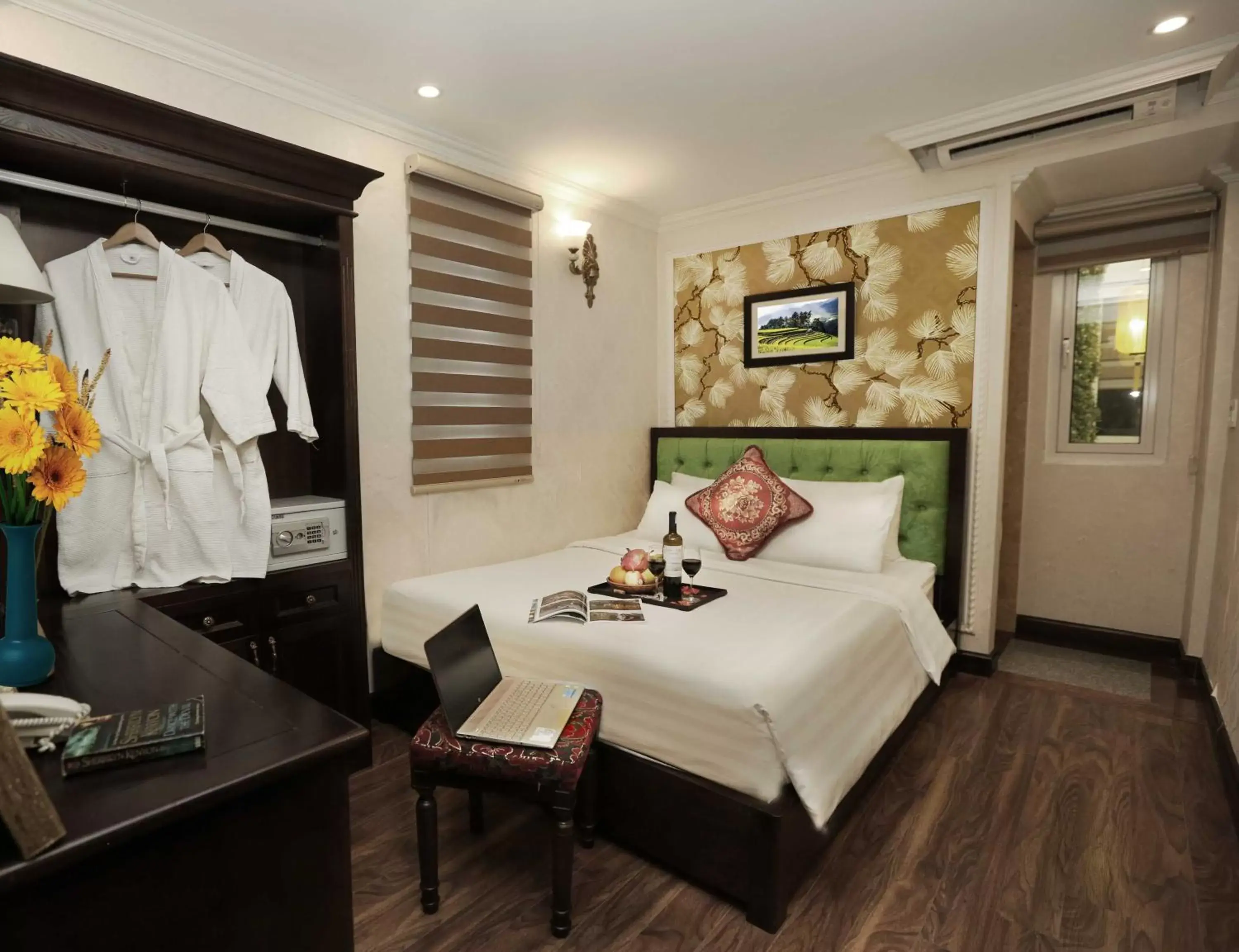 Bedroom, Bed in Golden Sail Hotel & Spa