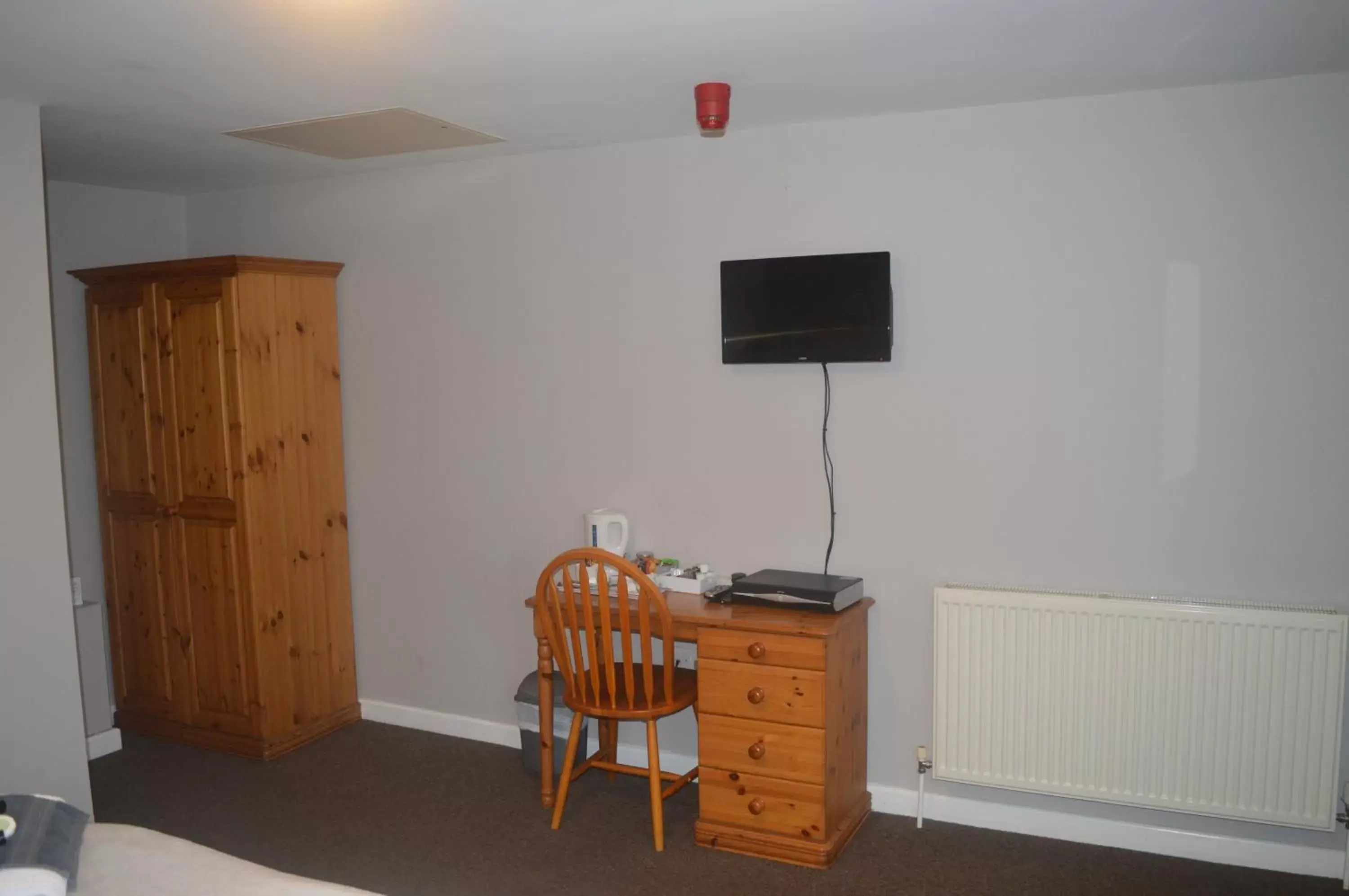 Coffee/tea facilities, TV/Entertainment Center in The Queen Victoria