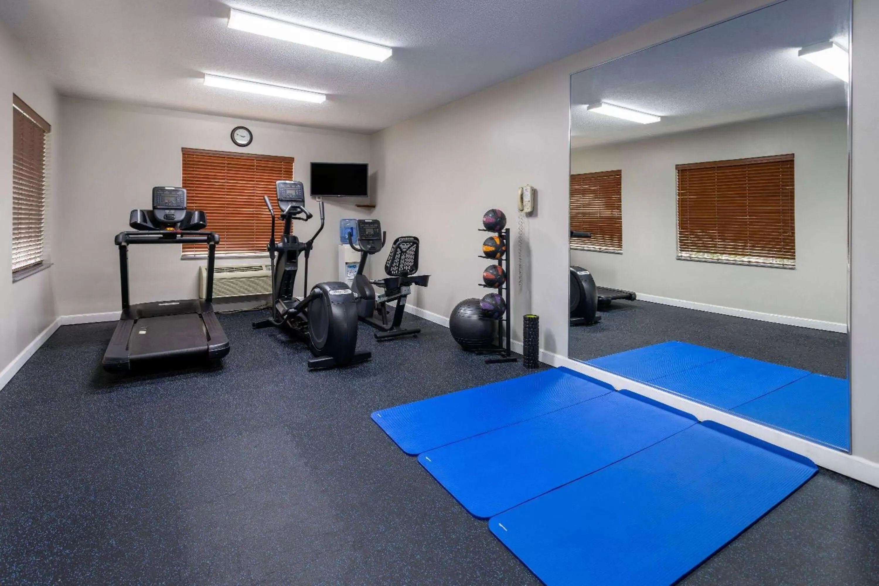 Fitness Center/Facilities in Days Inn & Suites by Wyndham Cherry Hill - Philadelphia