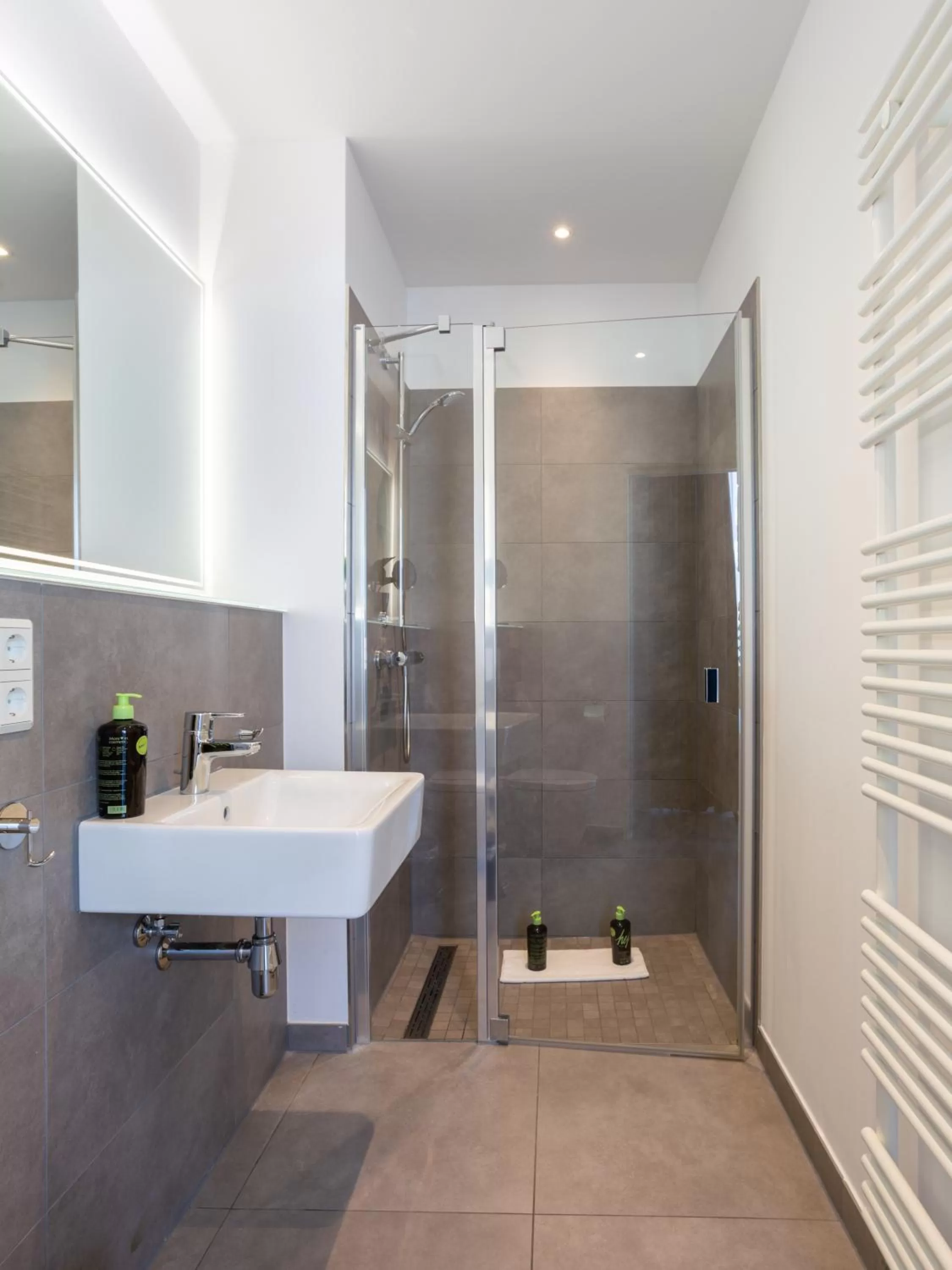 Shower in Limehome Köln Friesenplatz - Digital Access